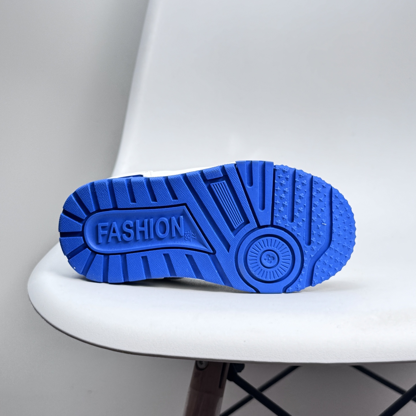 图片[7]-🔗LV Trainer儿童镂空网面板鞋🎀 尺码：26-37码 👟舒适透气，轻盈步伐👟 这款板鞋采用优质材料制作，既保证了穿着的舒适度，又让小脚丫能自由呼吸。轻盈的设计让孩子们无论是跑跳还是漫步都能感受到轻松自在，完美适应他们的活泼天性。 🌈缤纷色彩，点亮每一步🌈 LV Trainer儿童板鞋不仅有经典的黑白配色，还有各种鲜艳夺目的色彩选择。从活泼的荧光绿到梦幻的樱花粉，每一种颜色都能点亮孩子的日常，成为他们个性的表达。 ✨安全设计，守护每一次探索✨ 考虑到孩子们的好奇心和探险欲，这款板鞋特别加强了鞋底的抓地力，提供更好的稳定性，即使在户外游戏中也能稳固站立，减少摔倒的风险。 🎉细节之处，尽显匠心品质🎉 从鞋带的可调节设计到易于穿脱的魔术贴，每一个细节都精心考量，旨在带给孩子们更加便捷舒适的体验。同时，精致的LV LOGO和标志性的花纹，无疑彰显了品牌独特的时尚态度。-选品中心