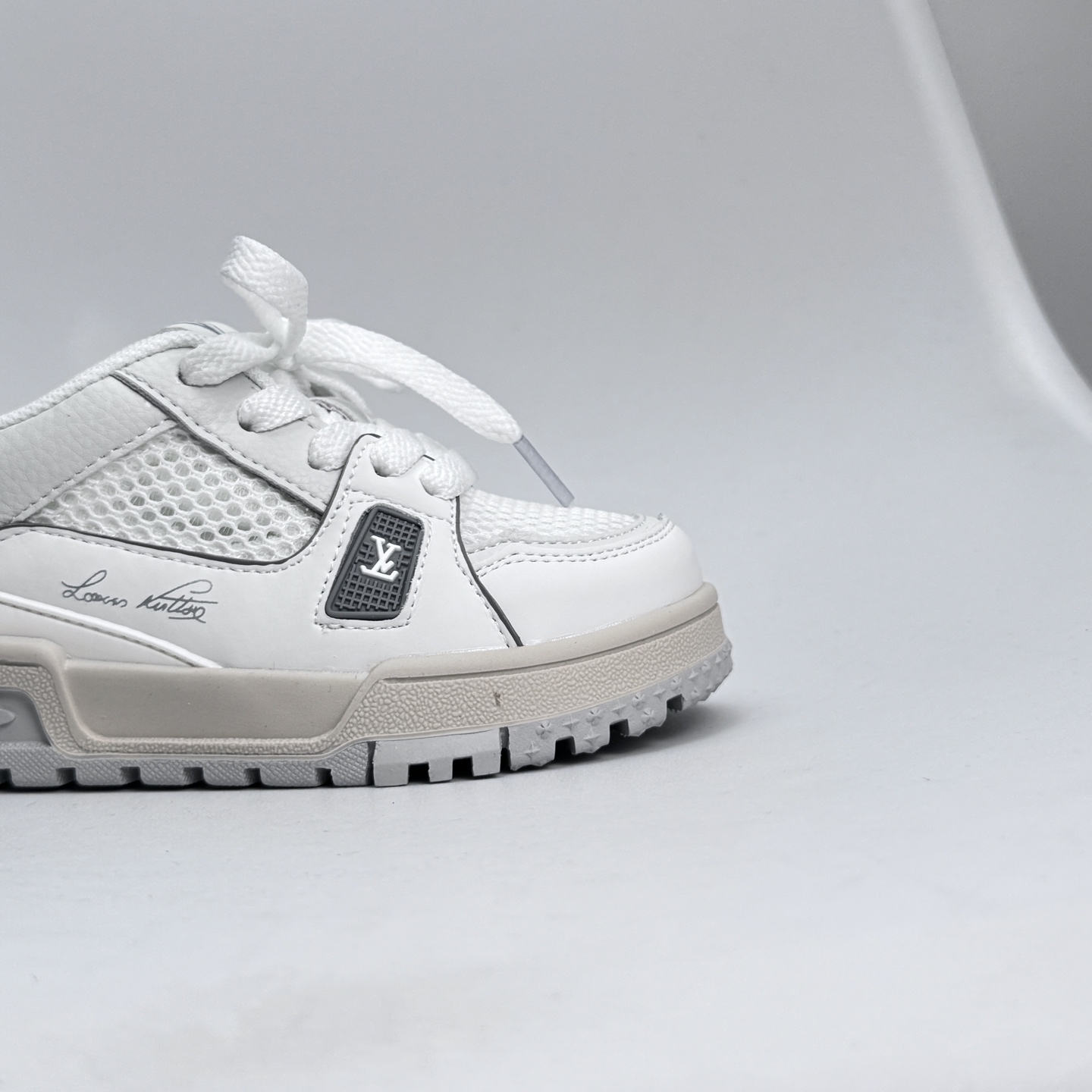 图片[9]-🔗LV Trainer儿童镂空网面板鞋🎀 尺码：26-37码 👟舒适透气，轻盈步伐👟 这款板鞋采用优质材料制作，既保证了穿着的舒适度，又让小脚丫能自由呼吸。轻盈的设计让孩子们无论是跑跳还是漫步都能感受到轻松自在，完美适应他们的活泼天性。 🌈缤纷色彩，点亮每一步🌈 LV Trainer儿童板鞋不仅有经典的黑白配色，还有各种鲜艳夺目的色彩选择。从活泼的荧光绿到梦幻的樱花粉，每一种颜色都能点亮孩子的日常，成为他们个性的表达。 ✨安全设计，守护每一次探索✨ 考虑到孩子们的好奇心和探险欲，这款板鞋特别加强了鞋底的抓地力，提供更好的稳定性，即使在户外游戏中也能稳固站立，减少摔倒的风险。 🎉细节之处，尽显匠心品质🎉 从鞋带的可调节设计到易于穿脱的魔术贴，每一个细节都精心考量，旨在带给孩子们更加便捷舒适的体验。同时，精致的LV LOGO和标志性的花纹，无疑彰显了品牌独特的时尚态度。\”},\”album\”：{\”userType\”：\”b-选品中心