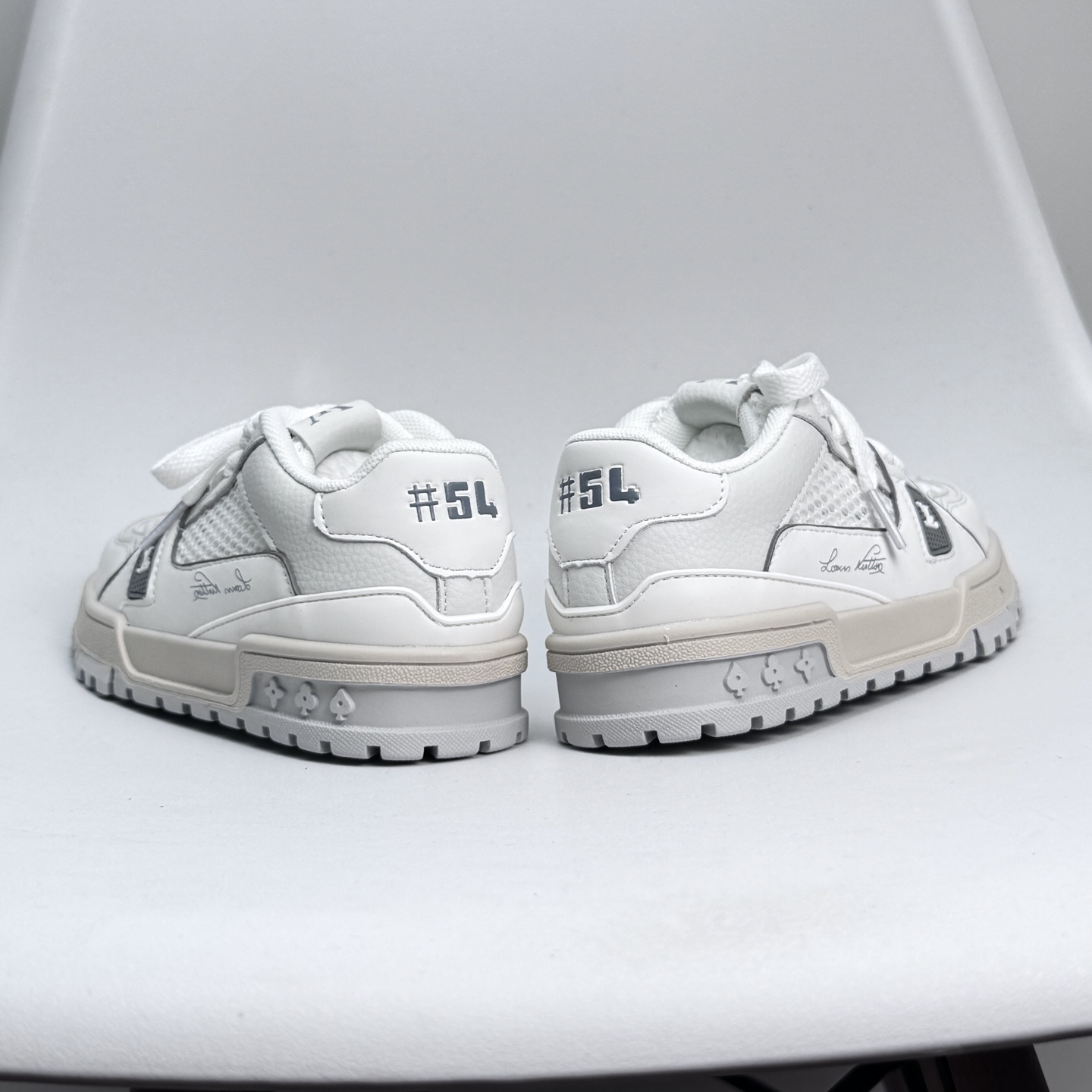 图片[4]-🔗LV Trainer儿童镂空网面板鞋🎀 尺码：26-37码 👟舒适透气，轻盈步伐👟 这款板鞋采用优质材料制作，既保证了穿着的舒适度，又让小脚丫能自由呼吸。轻盈的设计让孩子们无论是跑跳还是漫步都能感受到轻松自在，完美适应他们的活泼天性。 🌈缤纷色彩，点亮每一步🌈 LV Trainer儿童板鞋不仅有经典的黑白配色，还有各种鲜艳夺目的色彩选择。从活泼的荧光绿到梦幻的樱花粉，每一种颜色都能点亮孩子的日常，成为他们个性的表达。 ✨安全设计，守护每一次探索✨ 考虑到孩子们的好奇心和探险欲，这款板鞋特别加强了鞋底的抓地力，提供更好的稳定性，即使在户外游戏中也能稳固站立，减少摔倒的风险。 🎉细节之处，尽显匠心品质🎉 从鞋带的可调节设计到易于穿脱的魔术贴，每一个细节都精心考量，旨在带给孩子们更加便捷舒适的体验。同时，精致的LV LOGO和标志性的花纹，无疑彰显了品牌独特的时尚态度。\”},\”album\”：{\”userType\”：\”b-选品中心