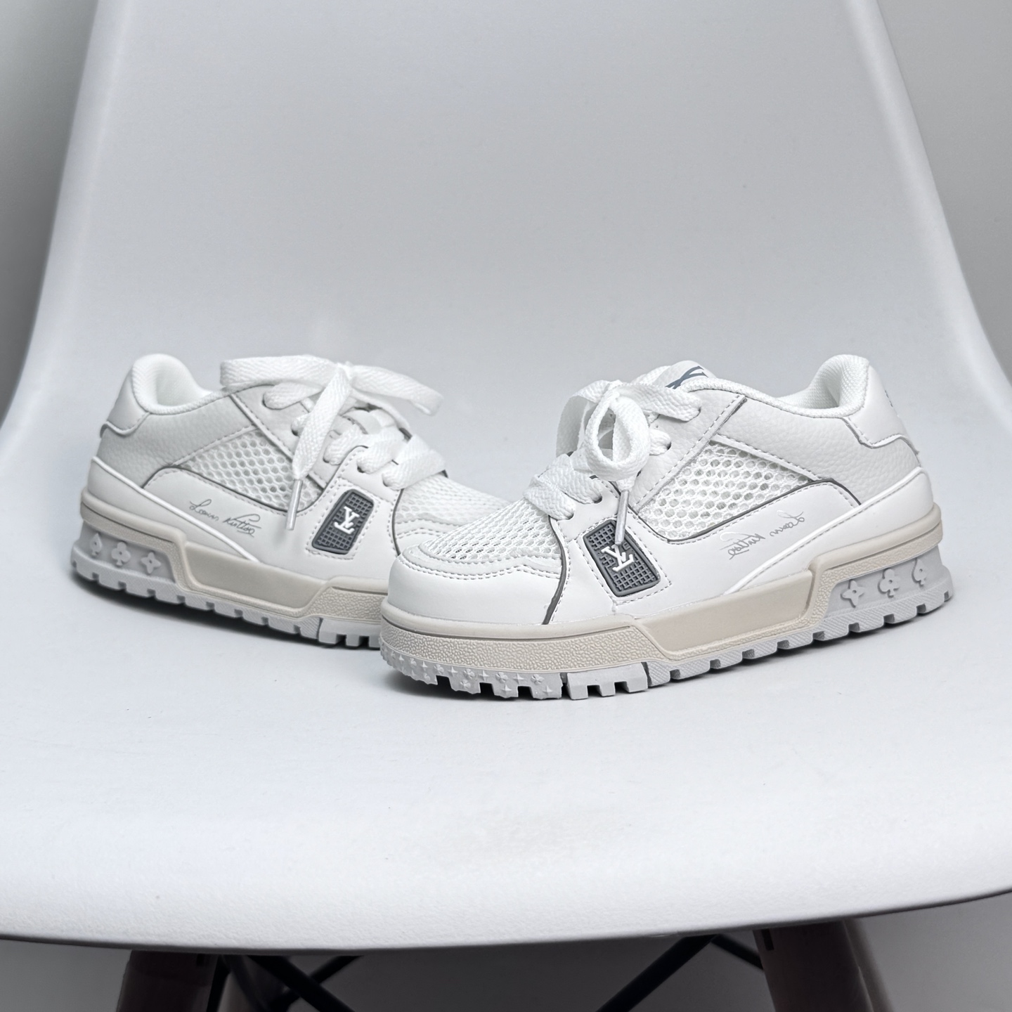 图片[5]-🔗LV Trainer儿童镂空网面板鞋🎀 尺码：26-37码 👟舒适透气，轻盈步伐👟 这款板鞋采用优质材料制作，既保证了穿着的舒适度，又让小脚丫能自由呼吸。轻盈的设计让孩子们无论是跑跳还是漫步都能感受到轻松自在，完美适应他们的活泼天性。 🌈缤纷色彩，点亮每一步🌈 LV Trainer儿童板鞋不仅有经典的黑白配色，还有各种鲜艳夺目的色彩选择。从活泼的荧光绿到梦幻的樱花粉，每一种颜色都能点亮孩子的日常，成为他们个性的表达。 ✨安全设计，守护每一次探索✨ 考虑到孩子们的好奇心和探险欲，这款板鞋特别加强了鞋底的抓地力，提供更好的稳定性，即使在户外游戏中也能稳固站立，减少摔倒的风险。 🎉细节之处，尽显匠心品质🎉 从鞋带的可调节设计到易于穿脱的魔术贴，每一个细节都精心考量，旨在带给孩子们更加便捷舒适的体验。同时，精致的LV LOGO和标志性的花纹，无疑彰显了品牌独特的时尚态度。\”},\”album\”：{\”userType\”：\”b-选品中心