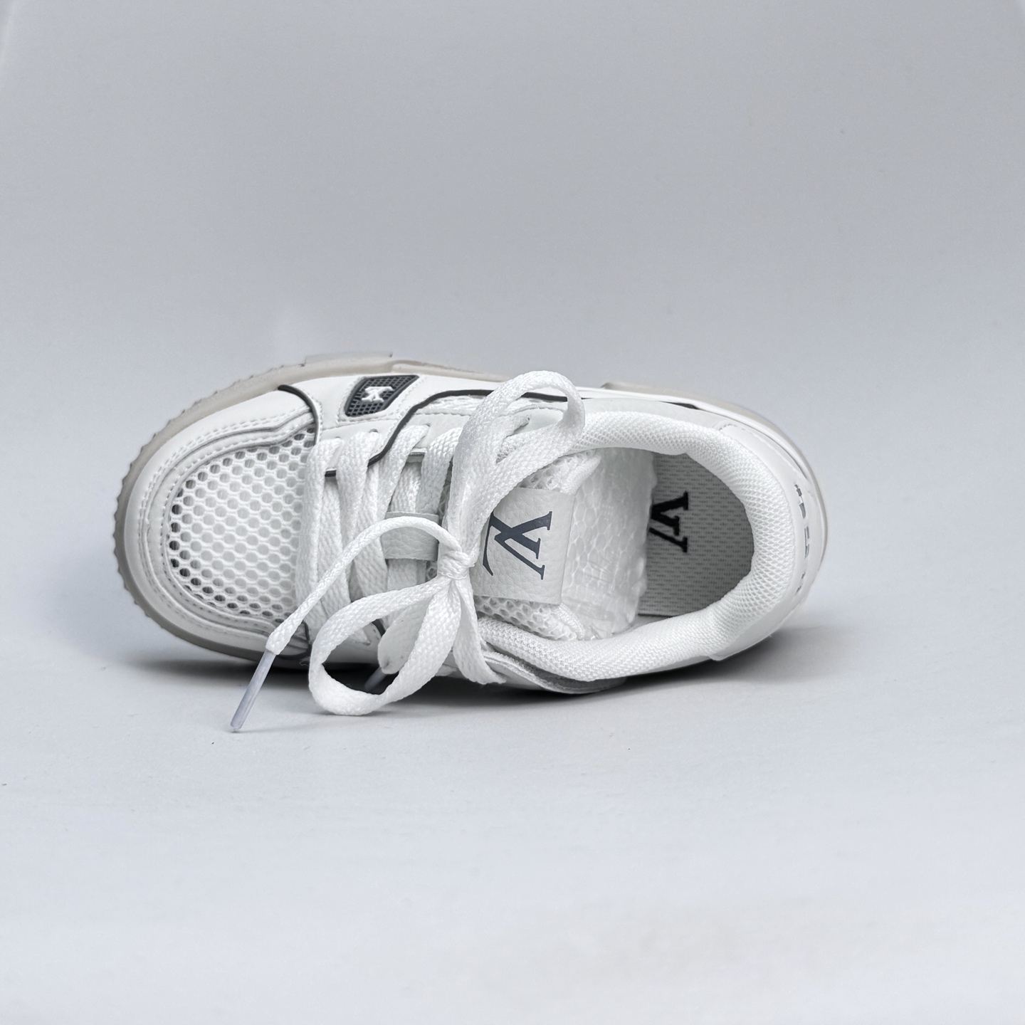 图片[6]-🔗LV Trainer儿童镂空网面板鞋🎀 尺码：26-37码 👟舒适透气，轻盈步伐👟 这款板鞋采用优质材料制作，既保证了穿着的舒适度，又让小脚丫能自由呼吸。轻盈的设计让孩子们无论是跑跳还是漫步都能感受到轻松自在，完美适应他们的活泼天性。 🌈缤纷色彩，点亮每一步🌈 LV Trainer儿童板鞋不仅有经典的黑白配色，还有各种鲜艳夺目的色彩选择。从活泼的荧光绿到梦幻的樱花粉，每一种颜色都能点亮孩子的日常，成为他们个性的表达。 ✨安全设计，守护每一次探索✨ 考虑到孩子们的好奇心和探险欲，这款板鞋特别加强了鞋底的抓地力，提供更好的稳定性，即使在户外游戏中也能稳固站立，减少摔倒的风险。 🎉细节之处，尽显匠心品质🎉 从鞋带的可调节设计到易于穿脱的魔术贴，每一个细节都精心考量，旨在带给孩子们更加便捷舒适的体验。同时，精致的LV LOGO和标志性的花纹，无疑彰显了品牌独特的时尚态度。\”},\”album\”：{\”userType\”：\”b-选品中心