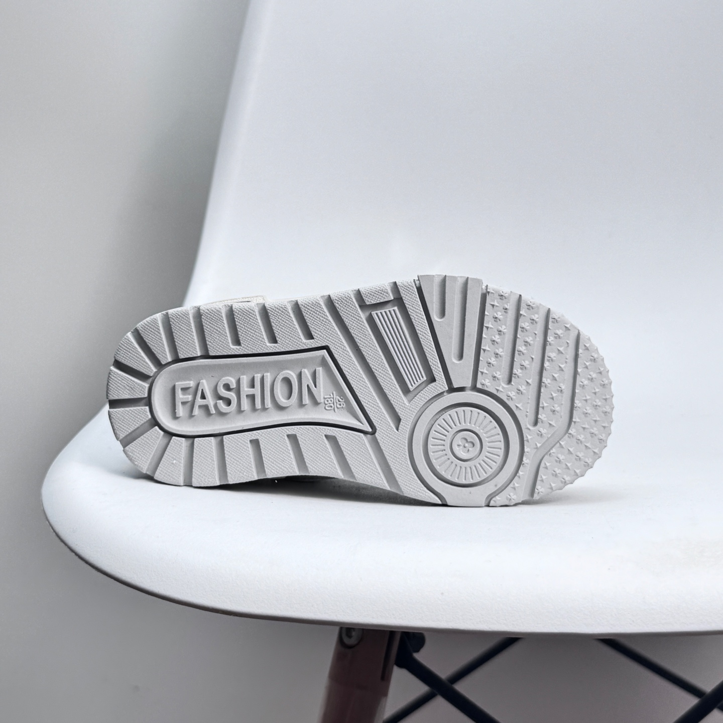 图片[7]-🔗LV Trainer儿童镂空网面板鞋🎀 尺码：26-37码 👟舒适透气，轻盈步伐👟 这款板鞋采用优质材料制作，既保证了穿着的舒适度，又让小脚丫能自由呼吸。轻盈的设计让孩子们无论是跑跳还是漫步都能感受到轻松自在，完美适应他们的活泼天性。 🌈缤纷色彩，点亮每一步🌈 LV Trainer儿童板鞋不仅有经典的黑白配色，还有各种鲜艳夺目的色彩选择。从活泼的荧光绿到梦幻的樱花粉，每一种颜色都能点亮孩子的日常，成为他们个性的表达。 ✨安全设计，守护每一次探索✨ 考虑到孩子们的好奇心和探险欲，这款板鞋特别加强了鞋底的抓地力，提供更好的稳定性，即使在户外游戏中也能稳固站立，减少摔倒的风险。 🎉细节之处，尽显匠心品质🎉 从鞋带的可调节设计到易于穿脱的魔术贴，每一个细节都精心考量，旨在带给孩子们更加便捷舒适的体验。同时，精致的LV LOGO和标志性的花纹，无疑彰显了品牌独特的时尚态度。\”},\”album\”：{\”userType\”：\”b-选品中心