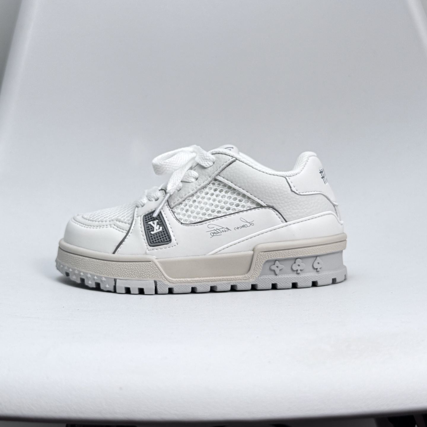 🔗LV Trainer儿童镂空网面板鞋🎀 尺码：26-37码 👟舒适透气，轻盈步伐👟 这款板鞋采用优质材料制作，既保证了穿着的舒适度，又让小脚丫能自由呼吸。轻盈的设计让孩子们无论是跑跳还是漫步都能感受到轻松自在，完美适应他们的活泼天性。 🌈缤纷色彩，点亮每一步🌈 LV Trainer儿童板鞋不仅有经典的黑白配色，还有各种鲜艳夺目的色彩选择。从活泼的荧光绿到梦幻的樱花粉，每一种颜色都能点亮孩子的日常，成为他们个性的表达。 ✨安全设计，守护每一次探索✨ 考虑到孩子们的好奇心和探险欲，这款板鞋特别加强了鞋底的抓地力，提供更好的稳定性，即使在户外游戏中也能稳固站立，减少摔倒的风险。 🎉细节之处，尽显匠心品质🎉 从鞋带的可调节设计到易于穿脱的魔术贴，每一个细节都精心考量，旨在带给孩子们更加便捷舒适的体验。同时，精致的LV LOGO和标志性的花纹，无疑彰显了品牌独特的时尚态度。\