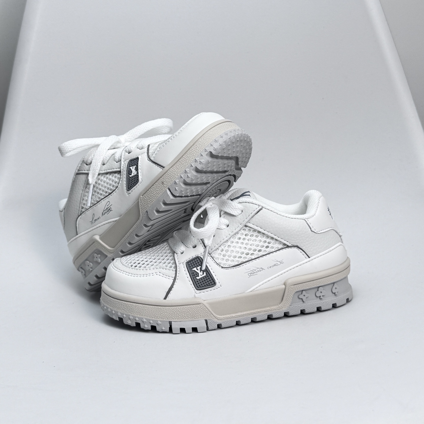 图片[2]-🔗LV Trainer儿童镂空网面板鞋🎀 尺码：26-37码 👟舒适透气，轻盈步伐👟 这款板鞋采用优质材料制作，既保证了穿着的舒适度，又让小脚丫能自由呼吸。轻盈的设计让孩子们无论是跑跳还是漫步都能感受到轻松自在，完美适应他们的活泼天性。 🌈缤纷色彩，点亮每一步🌈 LV Trainer儿童板鞋不仅有经典的黑白配色，还有各种鲜艳夺目的色彩选择。从活泼的荧光绿到梦幻的樱花粉，每一种颜色都能点亮孩子的日常，成为他们个性的表达。 ✨安全设计，守护每一次探索✨ 考虑到孩子们的好奇心和探险欲，这款板鞋特别加强了鞋底的抓地力，提供更好的稳定性，即使在户外游戏中也能稳固站立，减少摔倒的风险。 🎉细节之处，尽显匠心品质🎉 从鞋带的可调节设计到易于穿脱的魔术贴，每一个细节都精心考量，旨在带给孩子们更加便捷舒适的体验。同时，精致的LV LOGO和标志性的花纹，无疑彰显了品牌独特的时尚态度。\”},\”album\”：{\”userType\”：\”b-选品中心