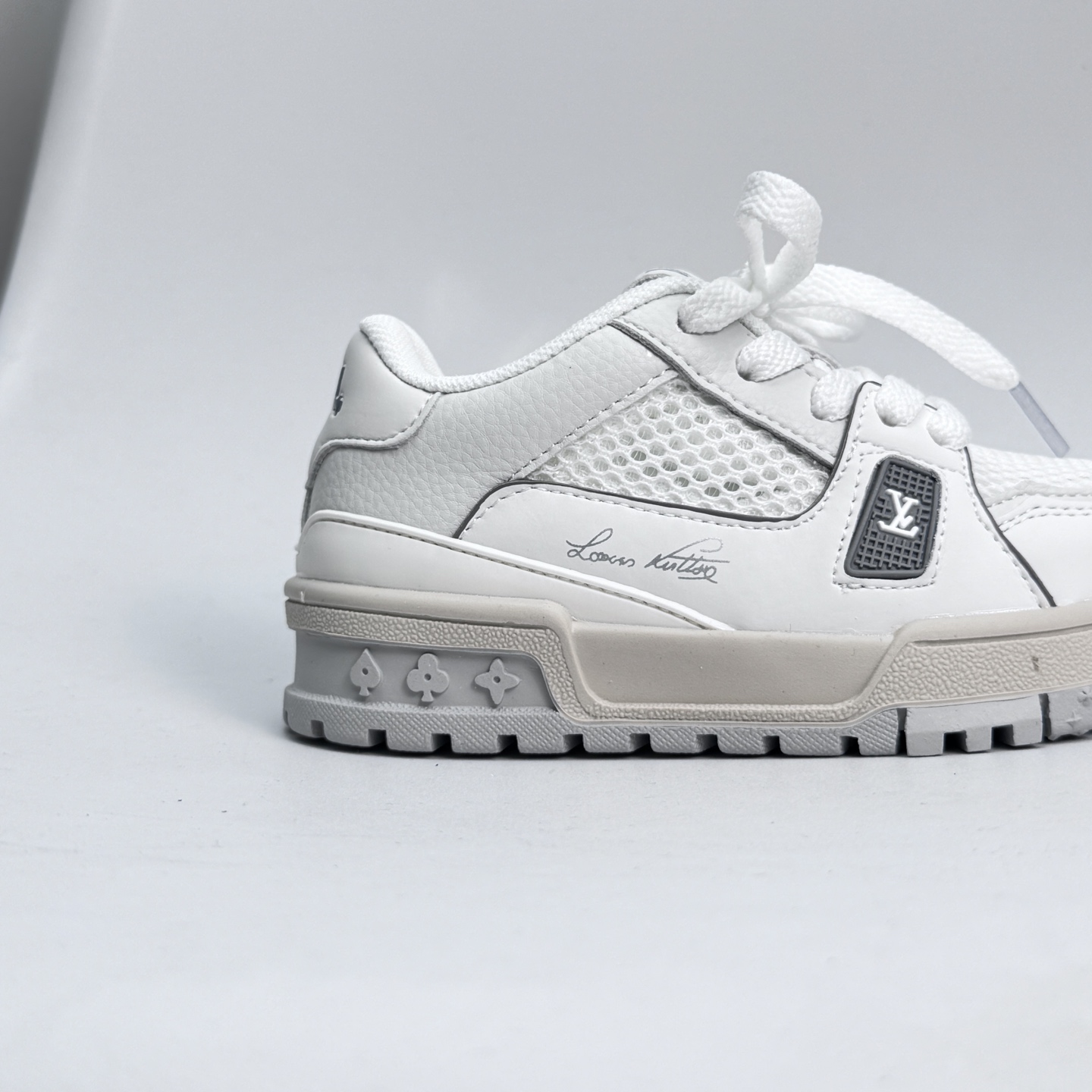 图片[8]-🔗LV Trainer儿童镂空网面板鞋🎀 尺码：26-37码 👟舒适透气，轻盈步伐👟 这款板鞋采用优质材料制作，既保证了穿着的舒适度，又让小脚丫能自由呼吸。轻盈的设计让孩子们无论是跑跳还是漫步都能感受到轻松自在，完美适应他们的活泼天性。 🌈缤纷色彩，点亮每一步🌈 LV Trainer儿童板鞋不仅有经典的黑白配色，还有各种鲜艳夺目的色彩选择。从活泼的荧光绿到梦幻的樱花粉，每一种颜色都能点亮孩子的日常，成为他们个性的表达。 ✨安全设计，守护每一次探索✨ 考虑到孩子们的好奇心和探险欲，这款板鞋特别加强了鞋底的抓地力，提供更好的稳定性，即使在户外游戏中也能稳固站立，减少摔倒的风险。 🎉细节之处，尽显匠心品质🎉 从鞋带的可调节设计到易于穿脱的魔术贴，每一个细节都精心考量，旨在带给孩子们更加便捷舒适的体验。同时，精致的LV LOGO和标志性的花纹，无疑彰显了品牌独特的时尚态度。\”},\”album\”：{\”userType\”：\”b-选品中心