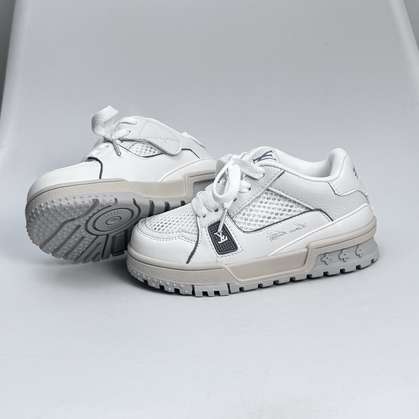 图片[3]-🔗LV Trainer儿童镂空网面板鞋🎀 尺码：26-37码 👟舒适透气，轻盈步伐👟 这款板鞋采用优质材料制作，既保证了穿着的舒适度，又让小脚丫能自由呼吸。轻盈的设计让孩子们无论是跑跳还是漫步都能感受到轻松自在，完美适应他们的活泼天性。 🌈缤纷色彩，点亮每一步🌈 LV Trainer儿童板鞋不仅有经典的黑白配色，还有各种鲜艳夺目的色彩选择。从活泼的荧光绿到梦幻的樱花粉，每一种颜色都能点亮孩子的日常，成为他们个性的表达。 ✨安全设计，守护每一次探索✨ 考虑到孩子们的好奇心和探险欲，这款板鞋特别加强了鞋底的抓地力，提供更好的稳定性，即使在户外游戏中也能稳固站立，减少摔倒的风险。 🎉细节之处，尽显匠心品质🎉 从鞋带的可调节设计到易于穿脱的魔术贴，每一个细节都精心考量，旨在带给孩子们更加便捷舒适的体验。同时，精致的LV LOGO和标志性的花纹，无疑彰显了品牌独特的时尚态度。\”},\”album\”：{\”userType\”：\”b-选品中心