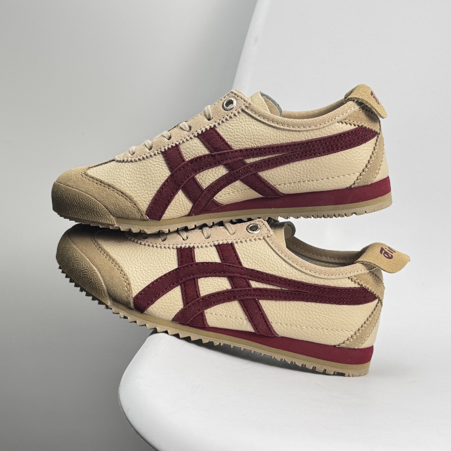 💰110 Asics/亚瑟士 💯男女鞋真标 日产经典老牌-鬼塚虎/Onitsuka Tiger Mexico 66®经典墨西哥系列复古经典百搭板鞋休闲运动鞋慢跑鞋 采用软质牛皮鞋面,超国标含胶率耐磨耐弯折RB大底。产品从款式颜色造型上体现出追求舒适和细节的完美。鞋类更是推崇手工制作的严谨,融舒适性与可穿性的设计风格。 注重细节的完美和别致魅力,既保持稳重,又不失轻松的时尚感 尺码36-45半 888JJD