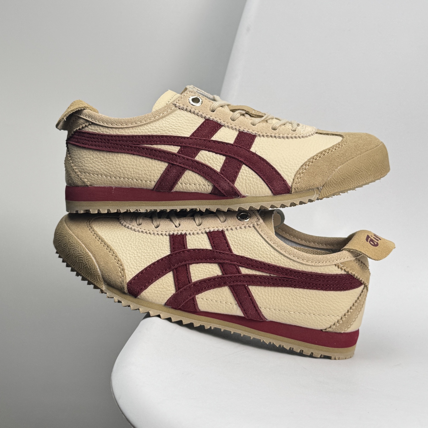 💰110 Asics/亚瑟士 💯男女鞋真标 日产经典老牌-鬼塚虎/Onitsuka Tiger Mexico 66®经典墨西哥系列复古经典百搭板鞋休闲运动鞋慢跑鞋 采用软质牛皮鞋面,超国标含胶率耐磨耐弯折RB大底。产品从款式颜色造型上体现出追求舒适和细节的完美。鞋类更是推崇手工制作的严谨,融舒适性与可穿性的设计风格。 注重细节的完美和别致魅力,既保持稳重,又不失轻松的时尚感 尺码36-45半 888JJD