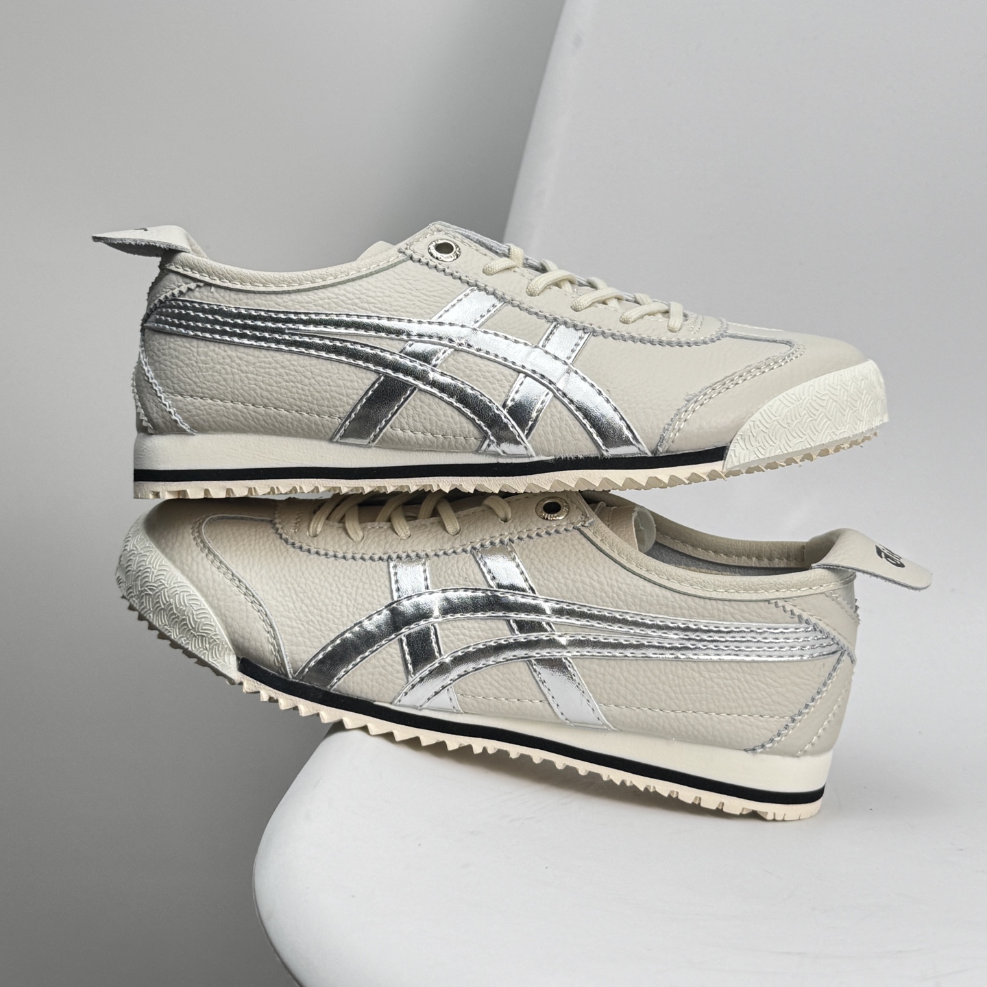 💰110 Asics/亚瑟士 💯男女鞋真标 日产经典老牌-鬼塚虎/Onitsuka Tiger Mexico 66®经典墨西哥系列复古经典百搭板鞋休闲运动鞋慢跑鞋 采用软质牛皮鞋面,超国标含胶率耐磨耐弯折RB大底。产品从款式颜色造型上体现出追求舒适和细节的完美。鞋类更是推崇手工制作的严谨,融舒适性与可穿性的设计风格。 注重细节的完美和别致魅力,既保持稳重,又不失轻松的时尚感 尺码36-45半 888JJD