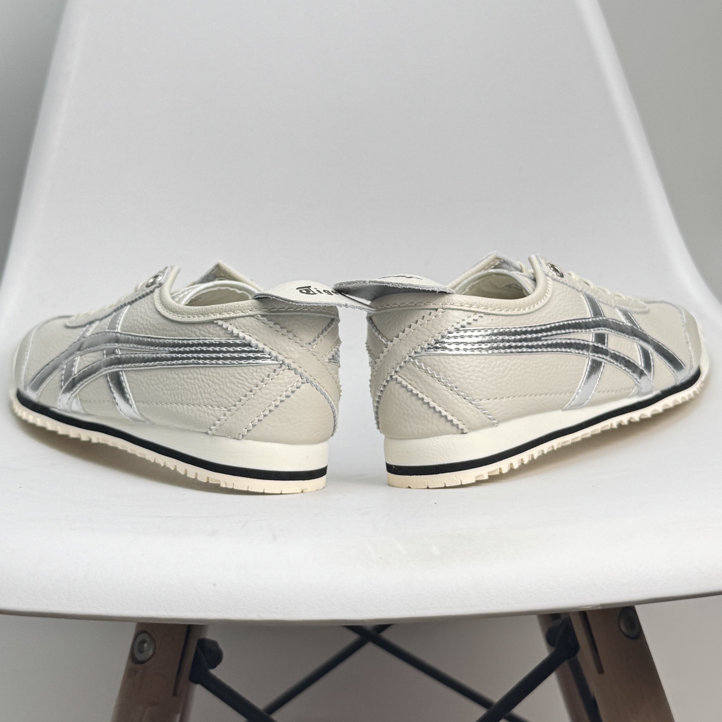 💰110 Asics/亚瑟士 💯男女鞋真标 日产经典老牌-鬼塚虎/Onitsuka Tiger Mexico 66®经典墨西哥系列复古经典百搭板鞋休闲运动鞋慢跑鞋 采用软质牛皮鞋面,超国标含胶率耐磨耐弯折RB大底。产品从款式颜色造型上体现出追求舒适和细节的完美。鞋类更是推崇手工制作的严谨,融舒适性与可穿性的设计风格。 注重细节的完美和别致魅力,既保持稳重,又不失轻松的时尚感 尺码36-45半 888JJD