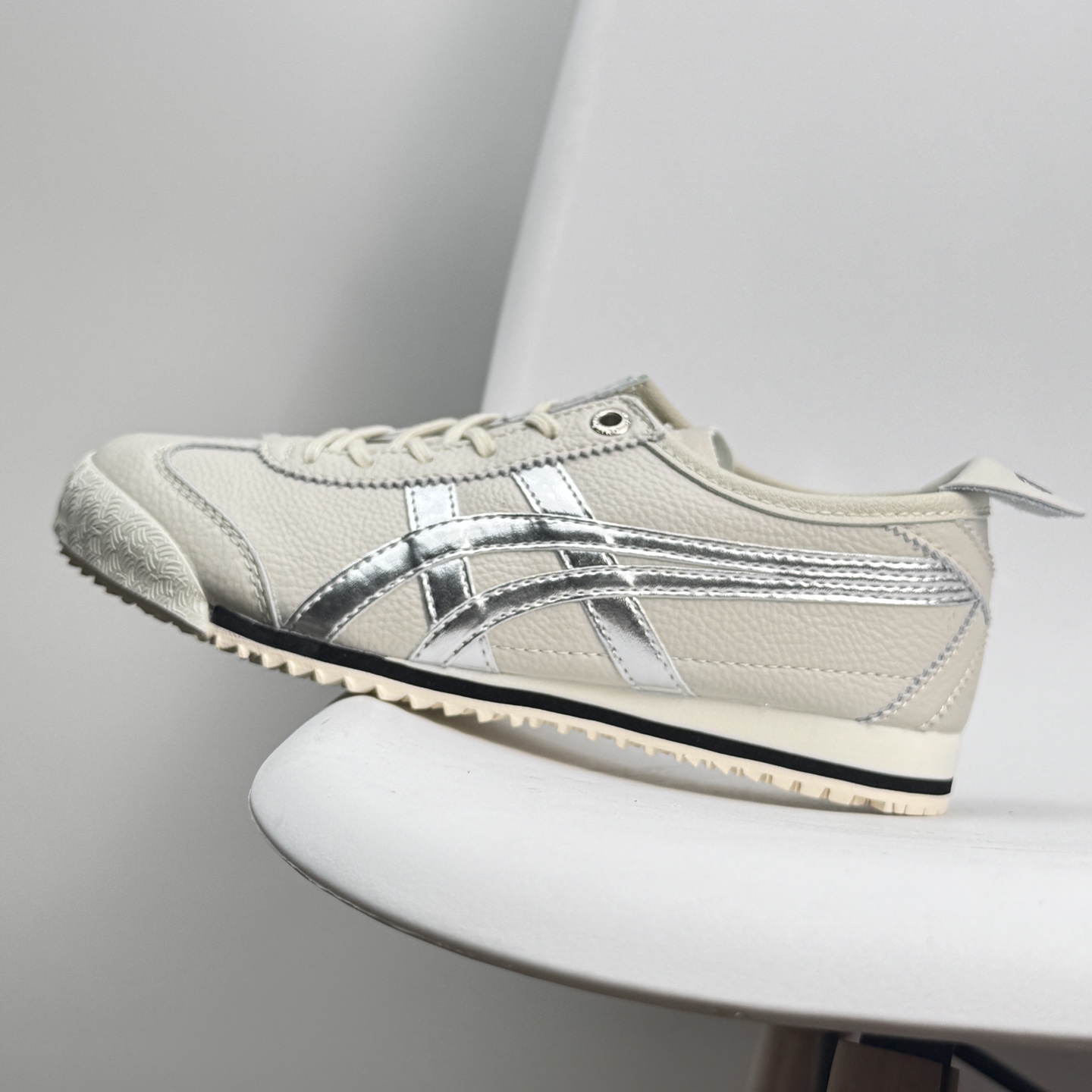 💰110 Asics/亚瑟士 💯男女鞋真标 日产经典老牌-鬼塚虎/Onitsuka Tiger Mexico 66®经典墨西哥系列复古经典百搭板鞋休闲运动鞋慢跑鞋 采用软质牛皮鞋面，超国标含胶率耐磨耐弯折RB大底。产品从款式颜色造型上体现出追求舒适和细节的完美。鞋类更是推崇手工制作的严谨，融舒适性与可穿性的设计风格。 注重细节的完美和别致魅力，既保持稳重，又不失轻松的时尚感 尺码36-45半 888JJD