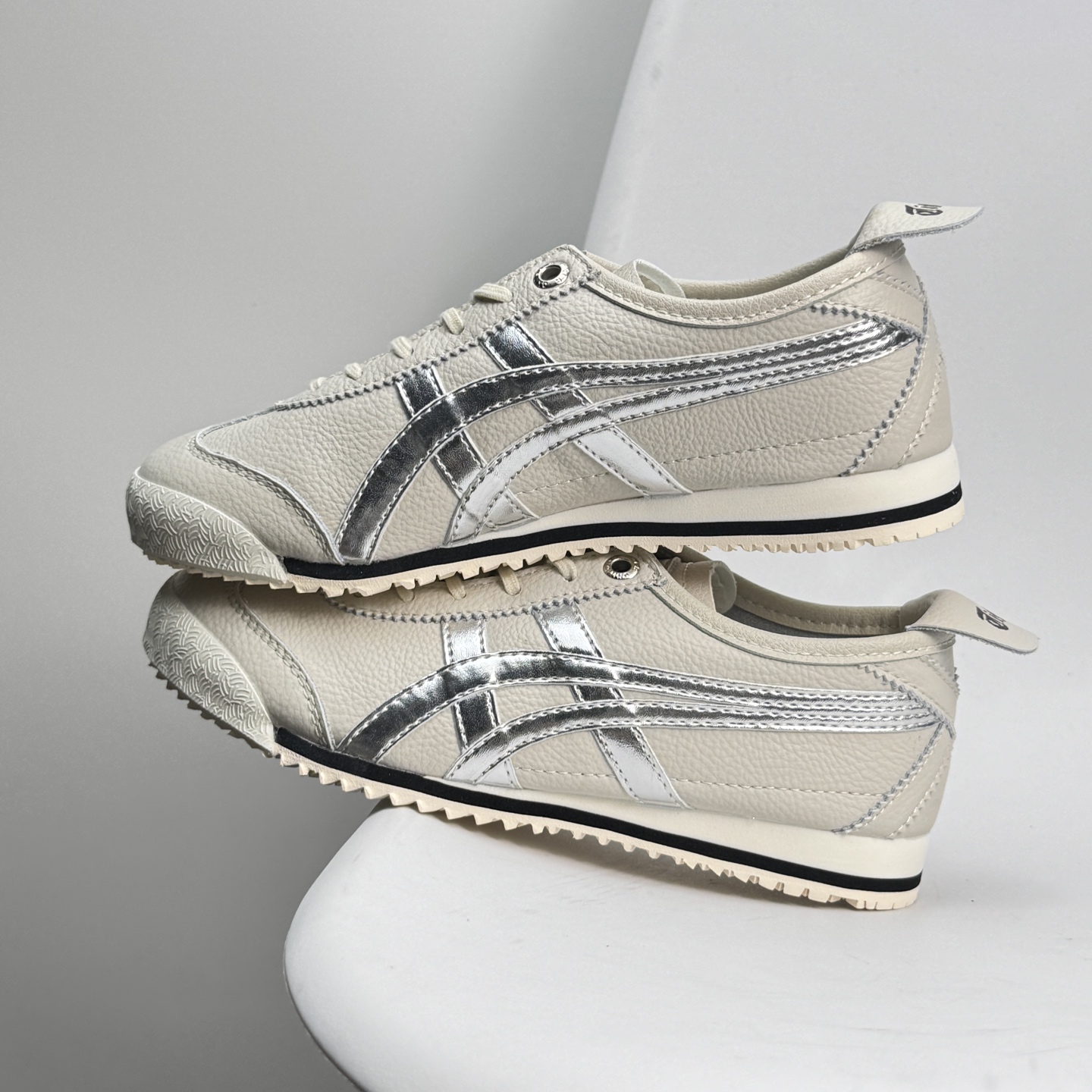 💰110 Asics/亚瑟士 💯男女鞋真标 日产经典老牌-鬼塚虎/Onitsuka Tiger Mexico 66®经典墨西哥系列复古经典百搭板鞋休闲运动鞋慢跑鞋 采用软质牛皮鞋面,超国标含胶率耐磨耐弯折RB大底。产品从款式颜色造型上体现出追求舒适和细节的完美。鞋类更是推崇手工制作的严谨,融舒适性与可穿性的设计风格。 注重细节的完美和别致魅力,既保持稳重,又不失轻松的时尚感 尺码36-45半 888JJD