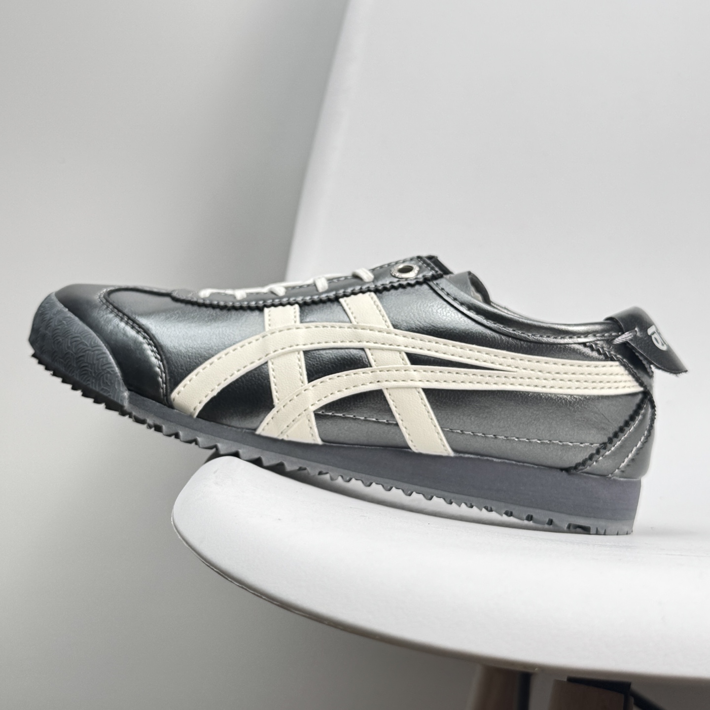 💰110 Asics/亚瑟士 💯男女鞋真标 日产经典老牌-鬼塚虎/Onitsuka Tiger Mexico 66®经典墨西哥系列复古经典百搭板鞋休闲运动鞋慢跑鞋 采用软质牛皮鞋面，超国标含胶率耐磨耐弯折RB大底。产品从款式颜色造型上体现出追求舒适和细节的完美。鞋类更是推崇手工制作的严谨，融舒适性与可穿性的设计风格。 注重细节的完美和别致魅力，既保持稳重，又不失轻松的时尚感 尺码36-45半 888JJD