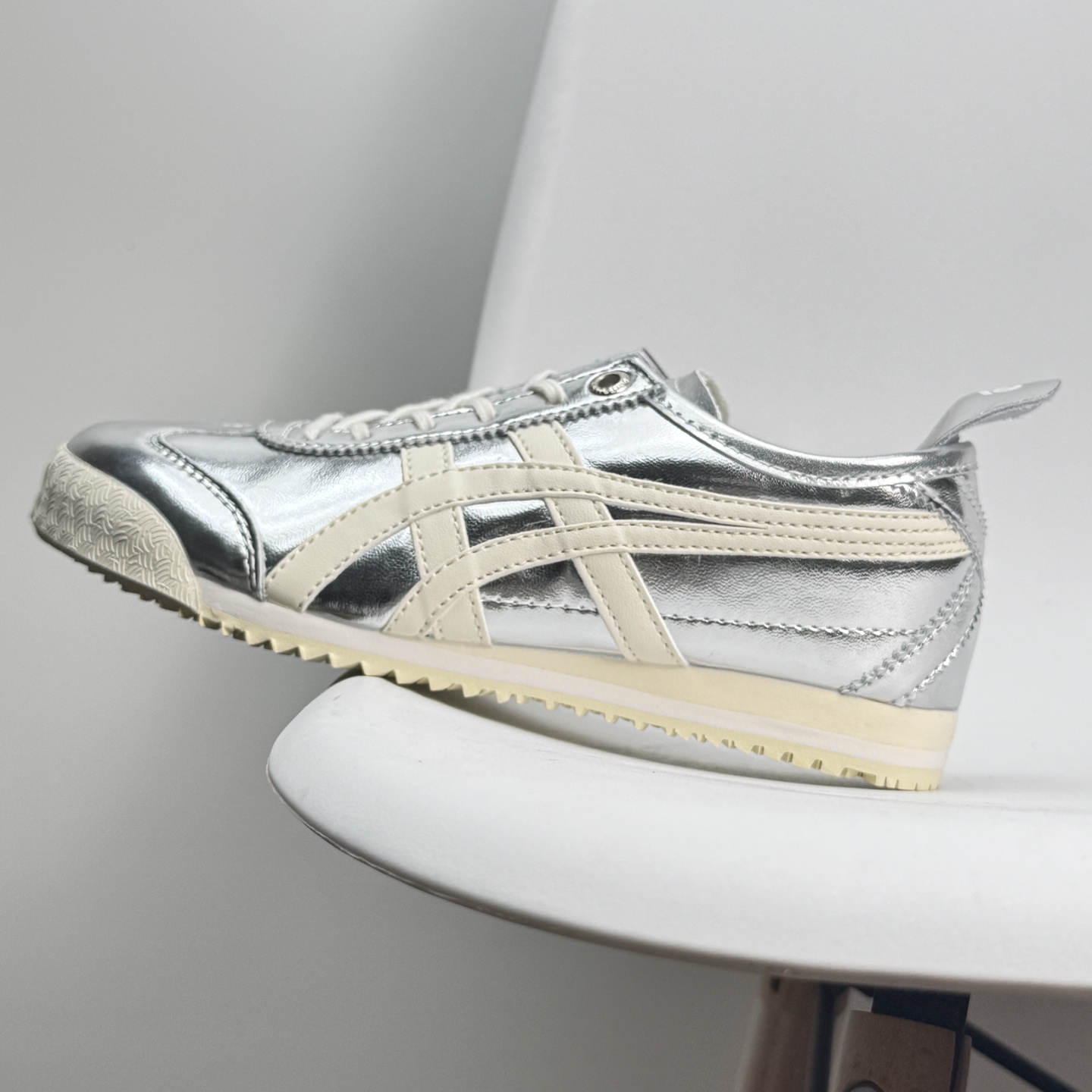 💰110 Asics/亚瑟士 💯男女鞋真标 日产经典老牌-鬼塚虎/Onitsuka Tiger Mexico 66®经典墨西哥系列复古经典百搭板鞋休闲运动鞋慢跑鞋 采用软质牛皮鞋面，超国标含胶率耐磨耐弯折RB大底。产品从款式颜色造型上体现出追求舒适和细节的完美。鞋类更是推崇手工制作的严谨，融舒适性与可穿性的设计风格。 注重细节的完美和别致魅力，既保持稳重，又不失轻松的时尚感 尺码36-45半 888JJD