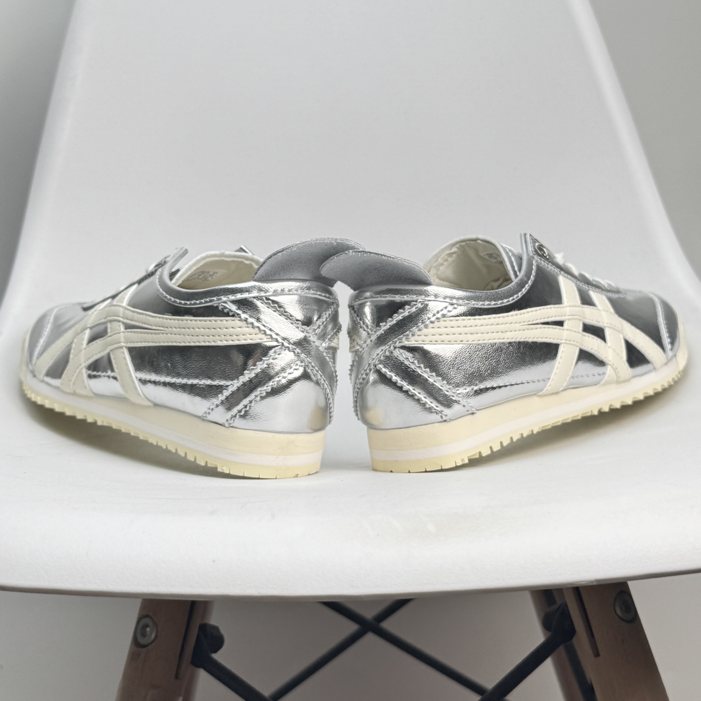 💰110 Asics/亚瑟士 💯男女鞋真标 日产经典老牌-鬼塚虎/Onitsuka Tiger Mexico 66®经典墨西哥系列复古经典百搭板鞋休闲运动鞋慢跑鞋 采用软质牛皮鞋面,超国标含胶率耐磨耐弯折RB大底。产品从款式颜色造型上体现出追求舒适和细节的完美。鞋类更是推崇手工制作的严谨,融舒适性与可穿性的设计风格。 注重细节的完美和别致魅力,既保持稳重,又不失轻松的时尚感 尺码36-45半 888JJD