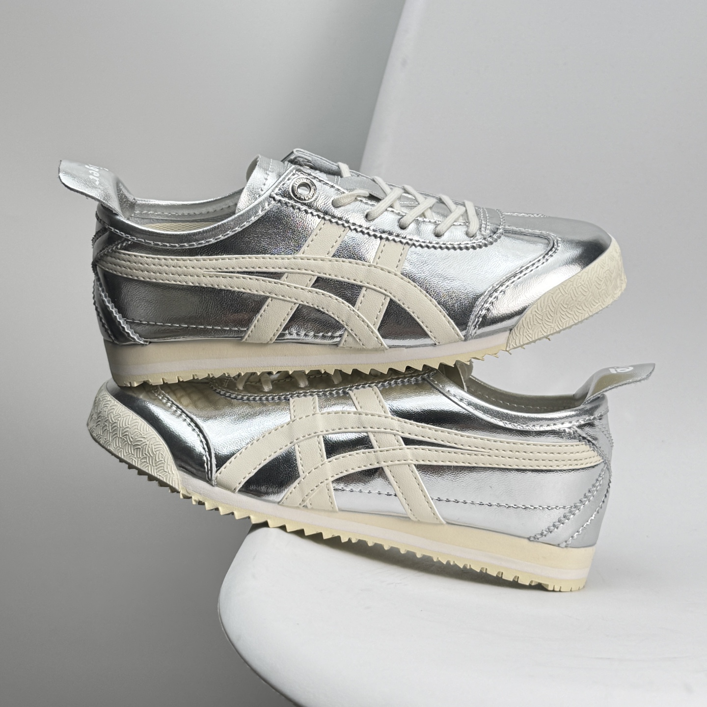 💰110 Asics/亚瑟士 💯男女鞋真标 日产经典老牌-鬼塚虎/Onitsuka Tiger Mexico 66®经典墨西哥系列复古经典百搭板鞋休闲运动鞋慢跑鞋 采用软质牛皮鞋面,超国标含胶率耐磨耐弯折RB大底。产品从款式颜色造型上体现出追求舒适和细节的完美。鞋类更是推崇手工制作的严谨,融舒适性与可穿性的设计风格。 注重细节的完美和别致魅力,既保持稳重,又不失轻松的时尚感 尺码36-45半 888JJD