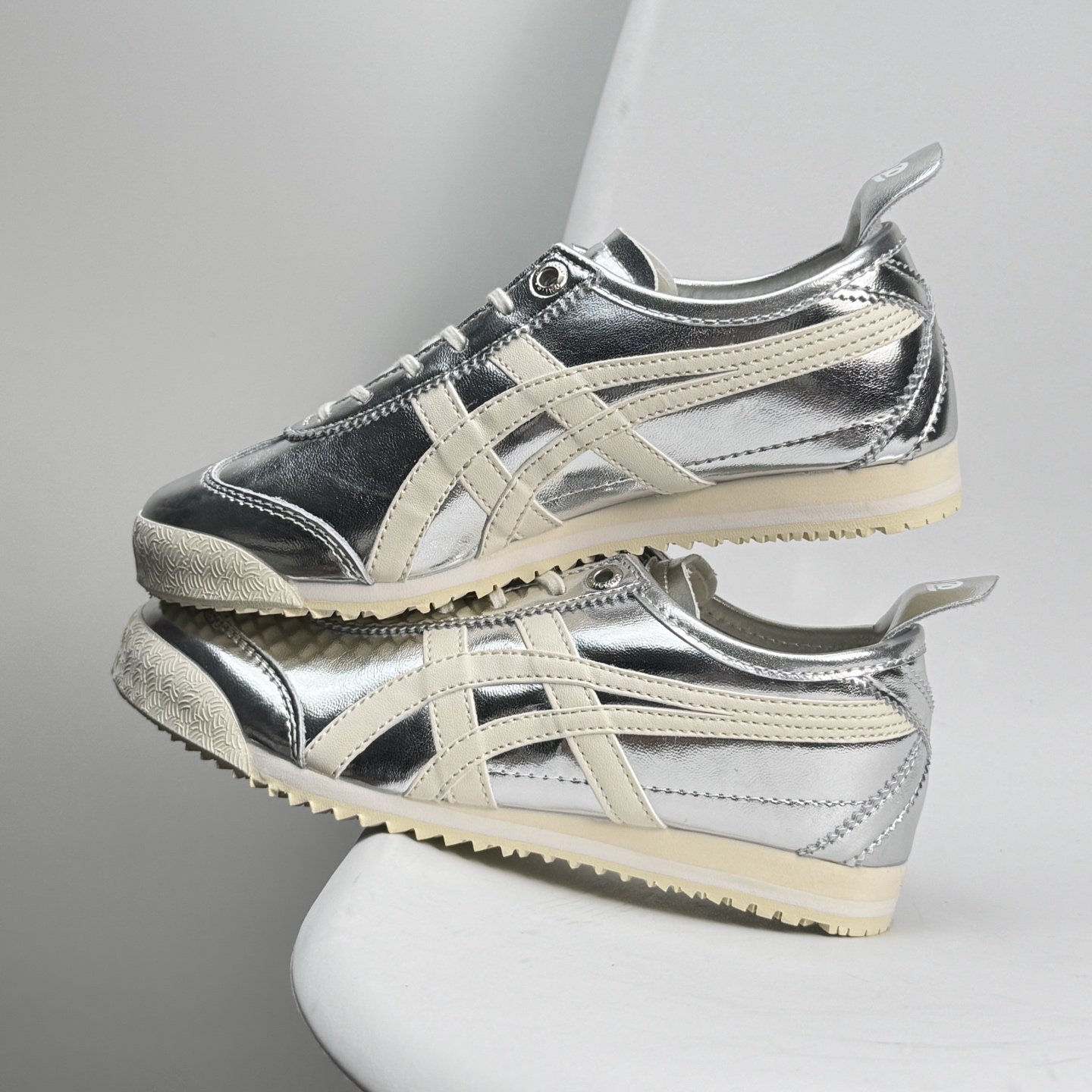 💰110 Asics/亚瑟士 💯男女鞋真标 日产经典老牌-鬼塚虎/Onitsuka Tiger Mexico 66®经典墨西哥系列复古经典百搭板鞋休闲运动鞋慢跑鞋 采用软质牛皮鞋面,超国标含胶率耐磨耐弯折RB大底。产品从款式颜色造型上体现出追求舒适和细节的完美。鞋类更是推崇手工制作的严谨,融舒适性与可穿性的设计风格。 注重细节的完美和别致魅力,既保持稳重,又不失轻松的时尚感 尺码36-45半 888JJD