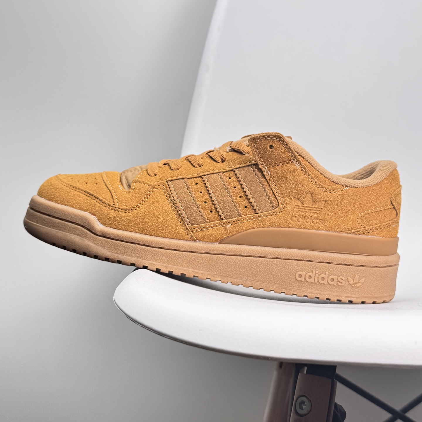 💰120
adidas Originals Forum 人气单品Forum Low入诞生于1984年的经典复古球篮鞋adidas Originals Forum在今重年磅回归除，了High高帮和Mid中帮款外式，Low低帮的灵设巧计同备样受潮人喜爱也，更适宜春夏的季穿着
尺码36-45半
284JGD