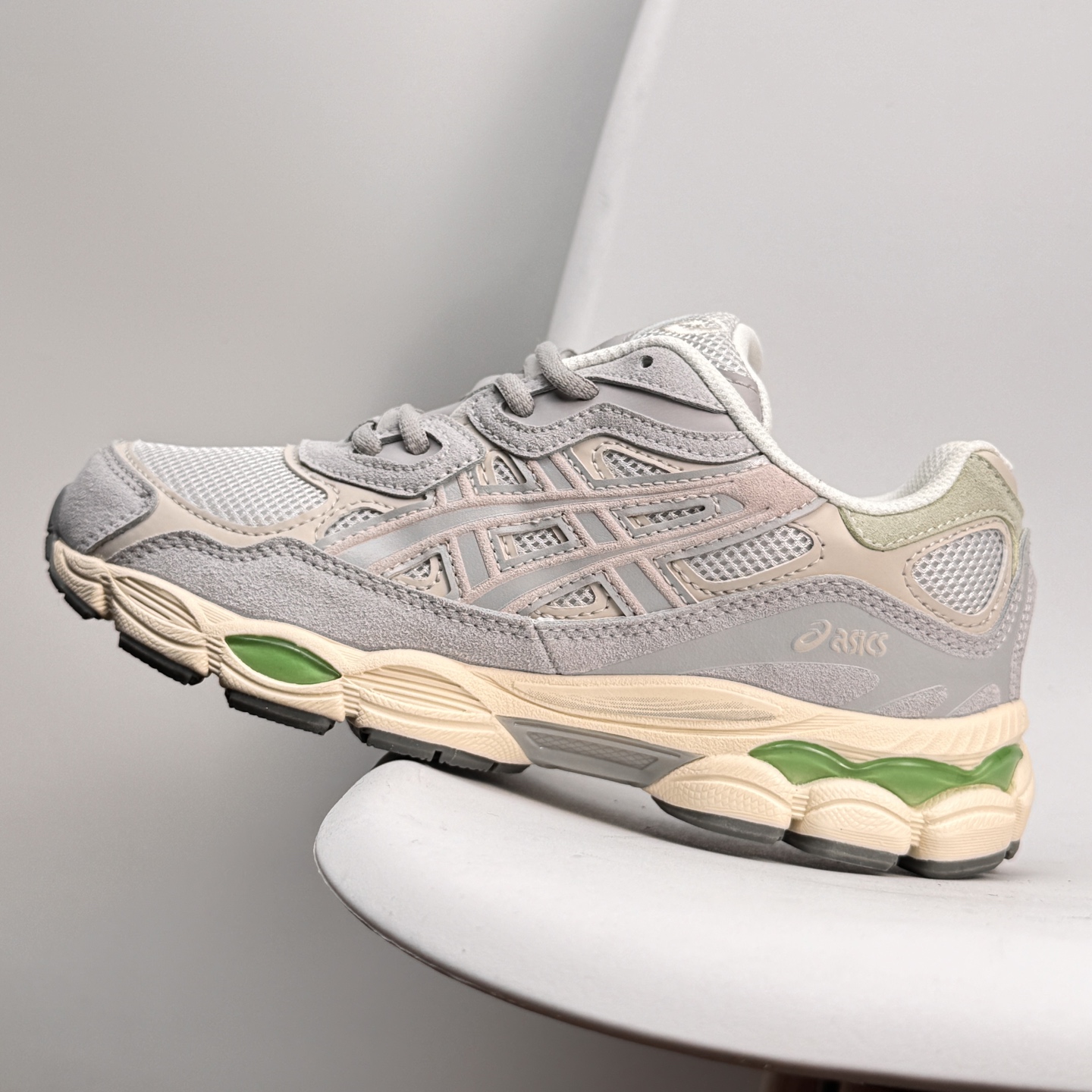 💰130
ASICS/亚瑟士GEL-NYC 2055透气网眼鞋面配合部分合成革材质 采用全新AHAR+橡胶材质 更加耐磨
尺码:36 37 37.5 38 39 39.5 40.5 41.5 42 42.5 43.5 44 45
ID:136JHD