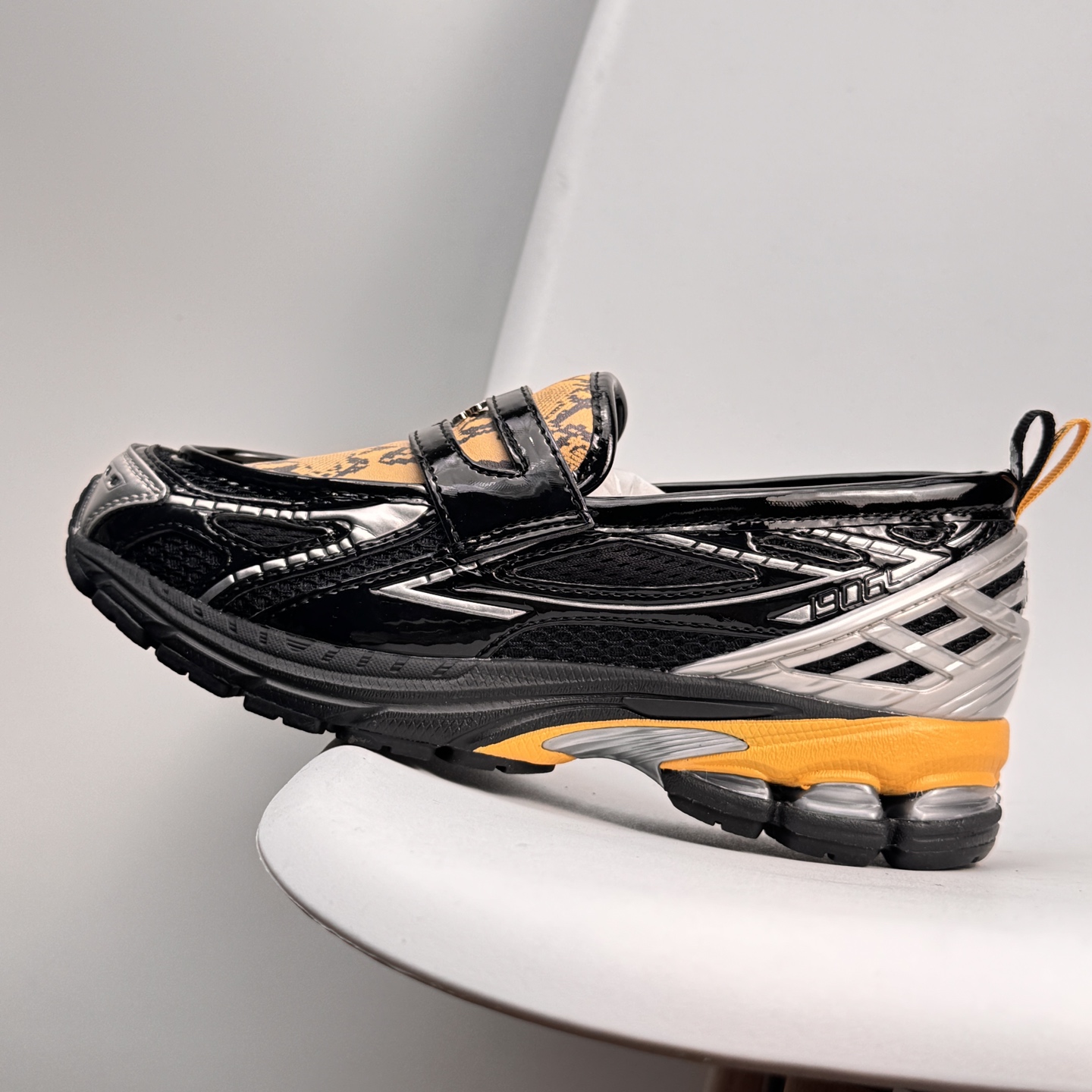 💰160
真标带半码！36-45
新百伦New Balance 1906 复古跑鞋 小红书爆款 NB1906这双鞋确实是NB家经典复古款式之一，以全新科技诠释，成功打造1906鞋款，鞋面在保持1906基本线条和片层结构的同时，采用更为简洁 流畅的设计语言
ID：136JWD