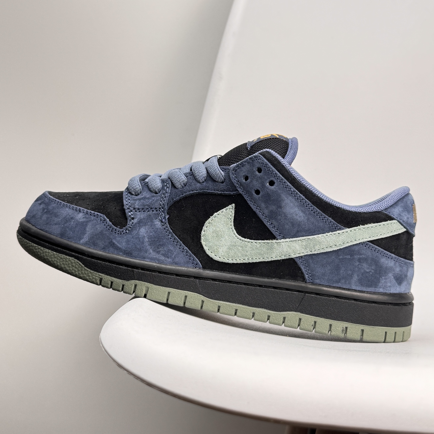 💰110
耐克Nike SB Zoom Dunk Low 板鞋 系列经典百搭休闲运动板鞋加厚鞋舌的填充，使舒适性大大提升，同时也更方便穿脱中底部分则加入了脚感柔软舒适ZoomAir气垫，有效吸收滑板等极限运动在落地时带来的冲击力，为街头运动者们提供更好的保护
尺码：36-45半
888JJD