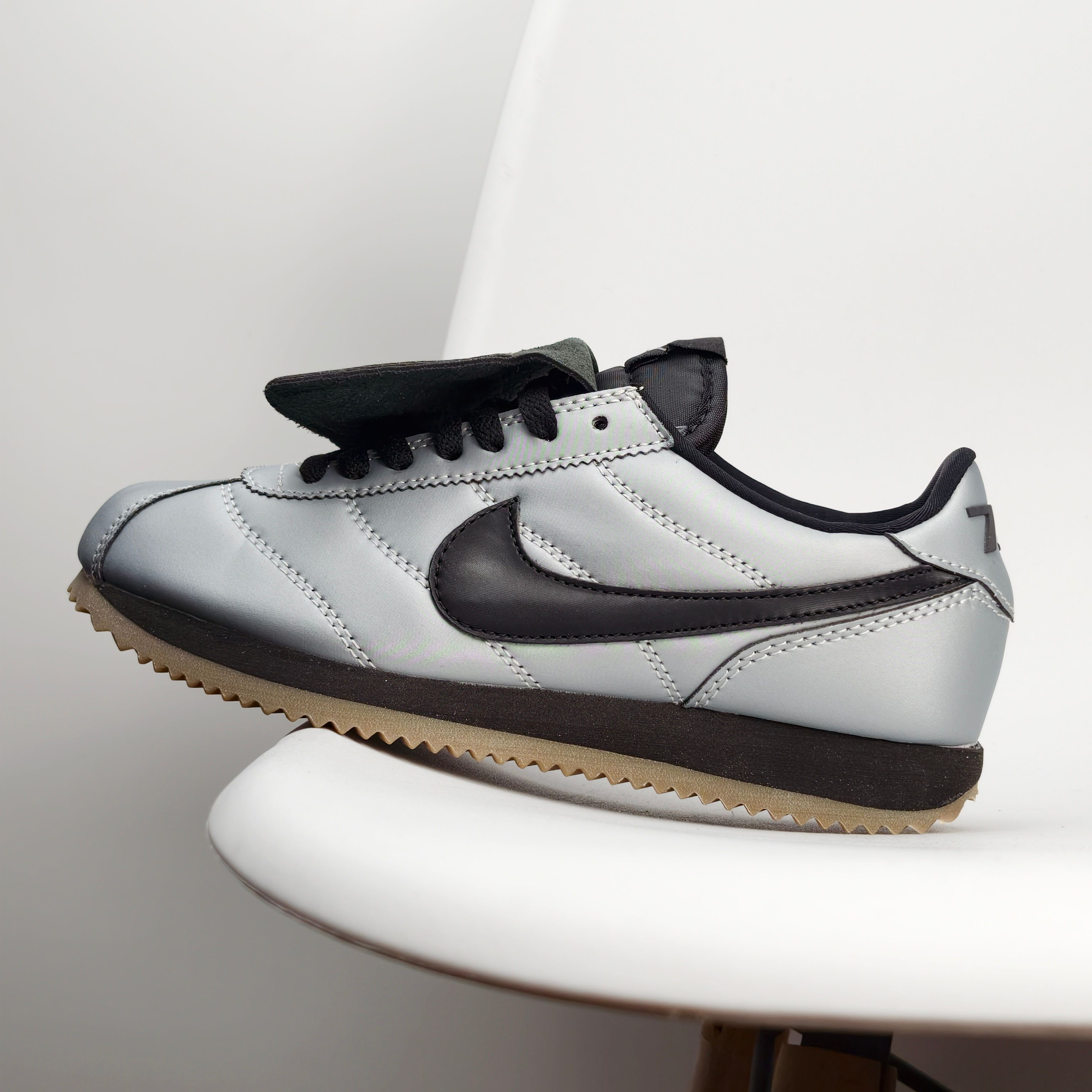 🈴💰110
Nike Classic Cortez 耐克经典轻便舒适男子阿甘鞋休闲跑步鞋运动鞋
纯粹而执着的精神 使得Cortez种在了一代人的心里 无论是否喜欢它复古的鞋型
尺码:36 36.5 37.5 38 38.5 39 40 40.5 41 42 42.5 43 44 45
ID:056JJD