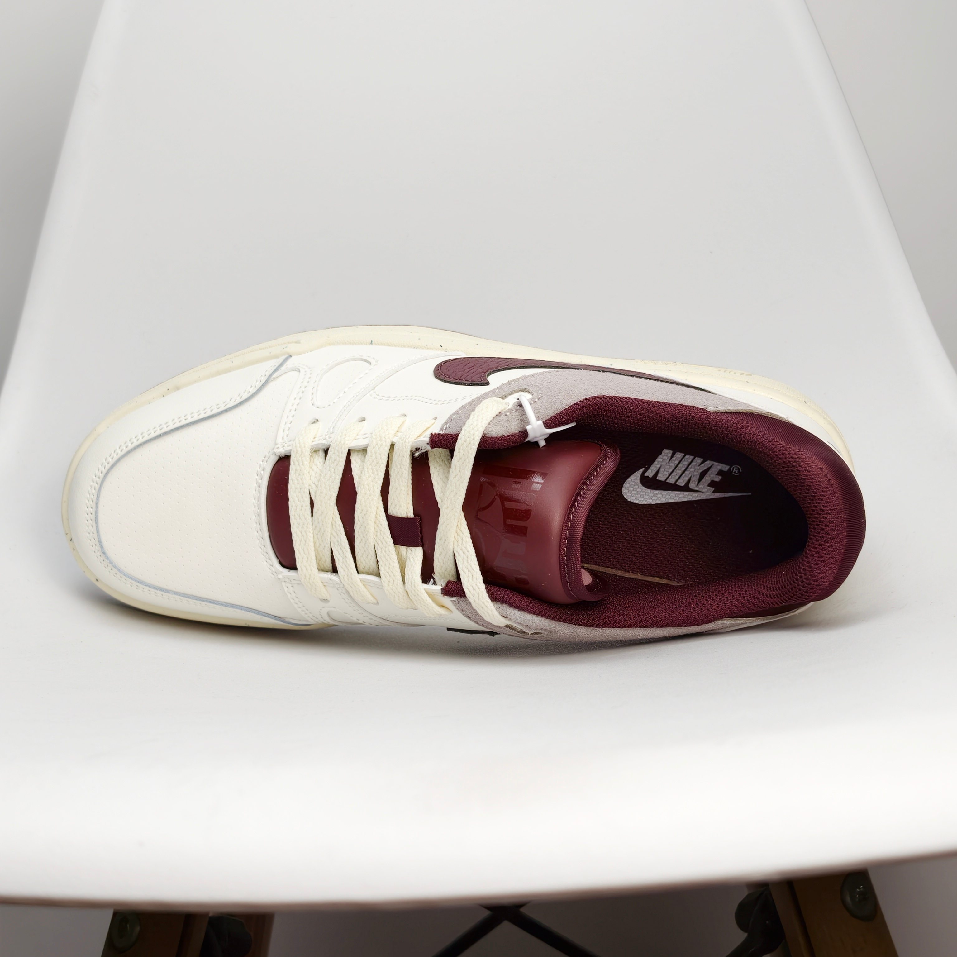 💰110
Nike 联名 Billie Eilish x Nike Air Alpha Force 88 扣篮篮球低帮运动板鞋 以 Nike Air Alpha Force 88 为原型推出全新联名鞋款，采用了全粒面皮革材质的鞋面，
Size：36～45半
ID：284JDD