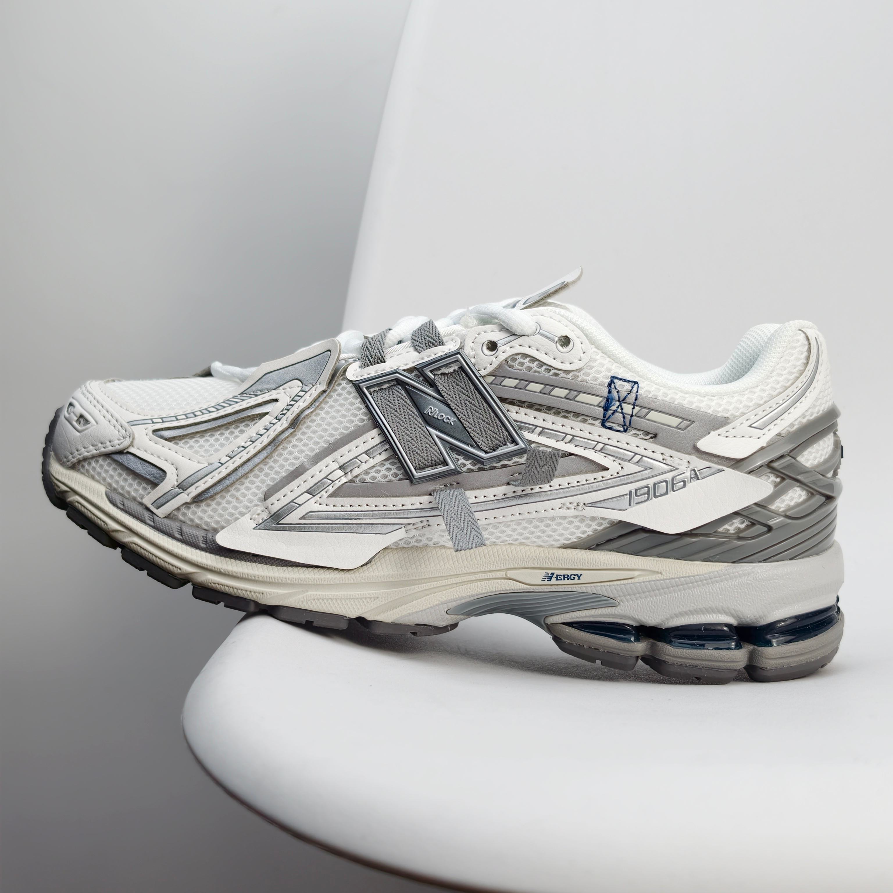 真标带半码 新百伦New Balance 1906 复古跑鞋 小红书爆款 NB1906这双鞋确实是NB家经典复古款式之一,以全新科技诠释,成功打造1906鞋款,鞋面在保持1906基本线条和片层结构的同时,采用更为简洁 流畅的设计语言 ID:888JYD