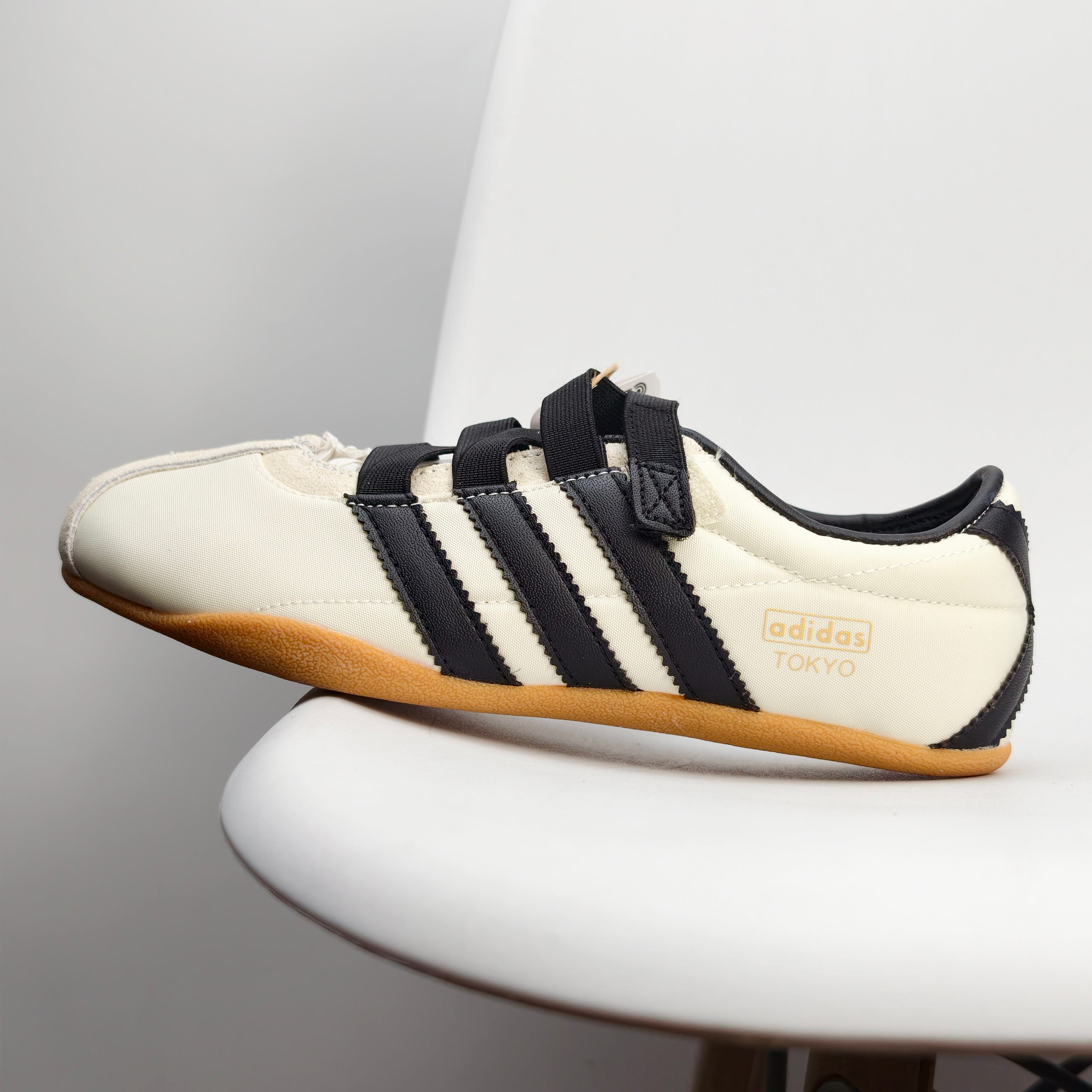 公司级✅Adidas Tokyo W 阿迪达斯 舒适百搭经典休闲运动鞋 鞋面设计舒适贴合脚面 同时采用柔软材质 穿着轻便舒适 侧面刻有金色的标志 增添辨识度 超薄橡胶外底提供灵活的牵引力 加强抓地力的纹路 具有良好的稳定性和灵活性 日常穿搭舒适且防滑 货号:IH4001 D:316JJD