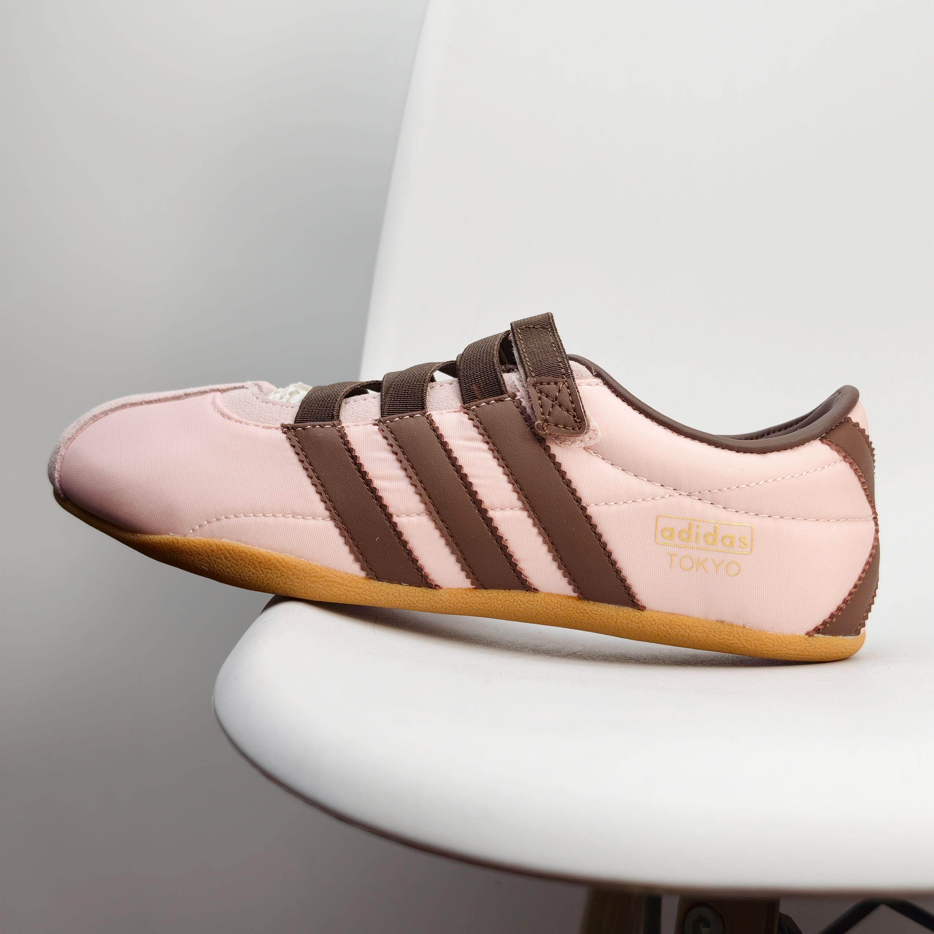 公司级✅Adidas Tokyo W 阿迪达斯 舒适百搭经典休闲运动鞋 鞋面设计舒适贴合脚面 同时采用柔软材质 穿着轻便舒适 侧面刻有金色的标志 增添辨识度 超薄橡胶外底提供灵活的牵引力 加强抓地力的纹路 具有良好的稳定性和灵活性 日常穿搭舒适且防滑 货号:IH4001 D:316JJD