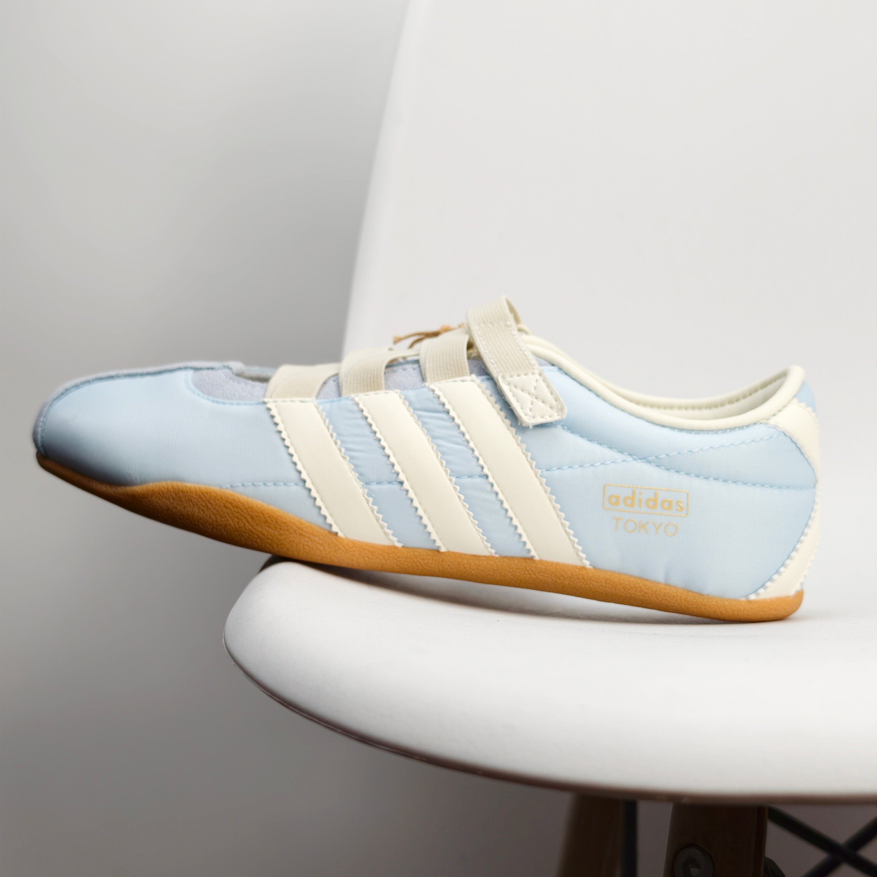 公司级✅Adidas Tokyo W 阿迪达斯 舒适百搭经典休闲运动鞋 鞋面设计舒适贴合脚面 同时采用柔软材质 穿着轻便舒适 侧面刻有金色的标志 增添辨识度 超薄橡胶外底提供灵活的牵引力 加强抓地力的纹路 具有良好的稳定性和灵活性 日常穿搭舒适且防滑 货号:IH4001 D:316JJD