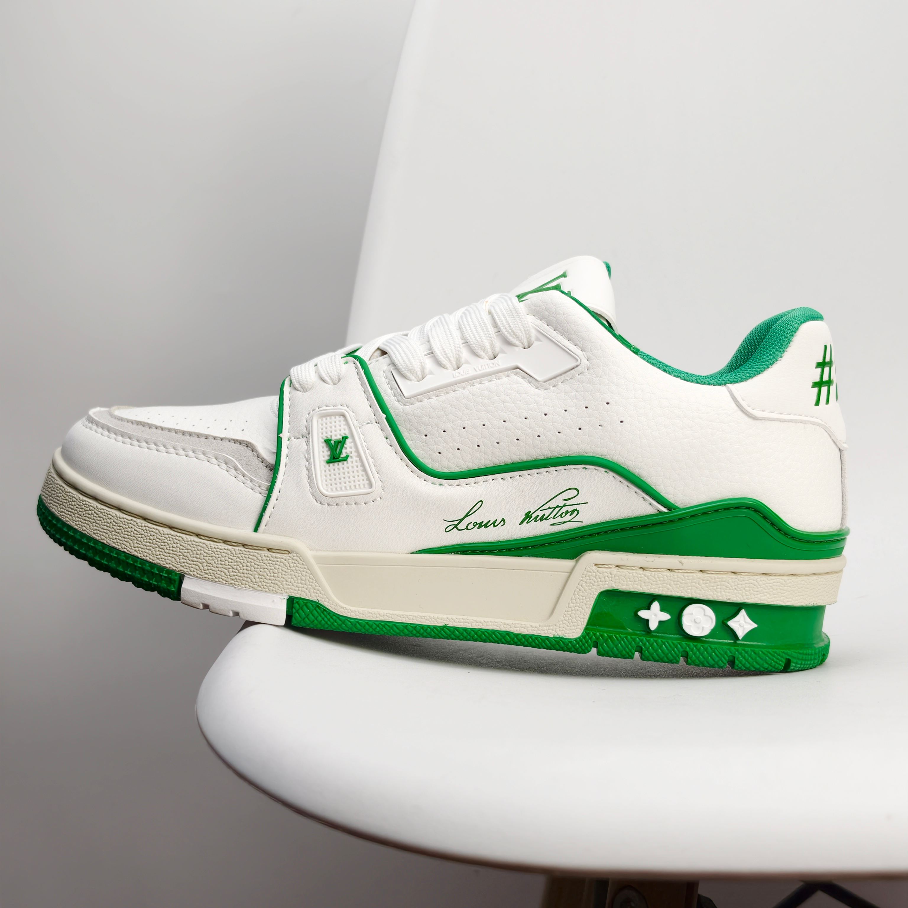 公司级✅Louis vuitton Trainer Sneaker Low 路易威登 休闲运动文化百搭板鞋 舒适防滑底和百搭性霸屏整个时尚娱乐圈 细节调整完美主义 鞋面采用柔软皮革鞋面 独家开模大底 侧边采用3D打印标志性Logo 尽显贵族时尚气息 配带正品全套包装