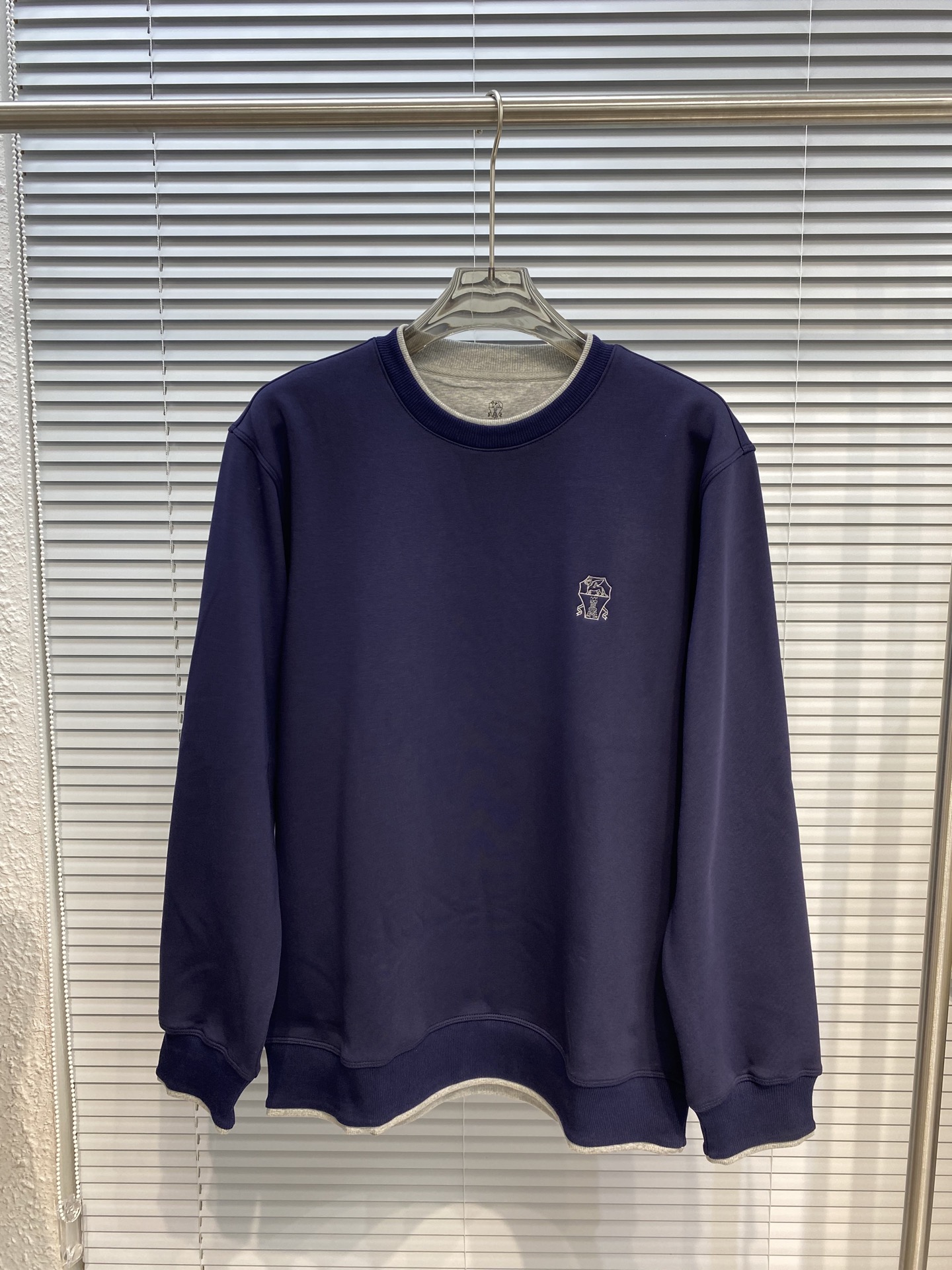 NO:503917,Bru**llo Cuci**lli 2025 autumn and winter old money upstart layered contrasting men's print casual pullover plus velvet sweatshirt. Like minimalist design. Highly recommended. Looks simple design. Details are put in a lot of effort. Chest letter printing. Contrasting collar hem. You can wear layered at any time. Give people a sense of elegant and gentlemanly. Italian tailoring. The chest is slightly tight. The hem is slightly loose. This overall tailoring is very inclusive to the figure. Even if you have a bit of a belly, it can be upright and stylish. The neckline is slightly fitted to the neck to make the overall upper body look more youthful and fashionable. The thickness of the autumn and winter is made of long velvet cotton and velvet. The wearability is very high in autumn and winter. The upper body is comfortable and skin-friendly, warm and stylish!  And it has texture. All-in-class order for hardware and accessories Color Black White Blue Gray Green Number M-3XL Try on 172-145 It is suitable for wearing L, hoodie, sweatshirts, alexander wang19860909Bru**llo Cuci**lli 2025秋冬老钱新贵 叠穿撞色男士印花休闲套头加绒卫衣 喜欢极简设计 强烈推荐 看似简约的设计 细节上下足功夫 胸口字母印花 领口下摆撞色点缀 随意搭配都能穿出层次感 给人雅痞绅士之感 意式的剪裁 胸口微紧 下摆处略微的宽松 这总剪裁对身材的包容性很好 就算有点肚子 也能挺拔有型 领口微微贴合颈部 让整体上身感更显年轻时尚 秋冬厚度面料采用长绒棉内加绒的材质 秋冬穿着性很高 高密度材质.上身舒适亲肤,保暖有型！且具有质感.五金辅料全品相订单 颜色 黑色 白色 蓝色 灰色 绿色码数M-3XL 试穿172-145穿L合适,,hoodie,sweatshirts,alexander wang,Men's clothing