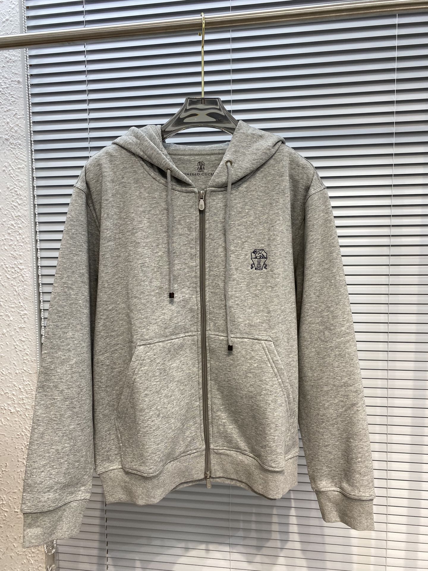 NO:509274,Bru**llo Cuci**lli Recommended by old money upstarts!  Customer-supplied styling, flat textured thickened men's cardigan sweater jacket, simple design, contrasting colors inside and outside, chest logo embellishment design, integrated tailoring, insert bags on both sides, logo hardware zipper, seem simple, good fabric and style, combined with ingenious and detailed embellishment, can always make classic, the fabric is made of flat textured fleece styling, the fabric feels comfortable, warm, skin-friendly, and can be firm and stylish, and the body is crisp and stylish. Full-quality order, Color, gray, blue code M-3XL, try on 172-148, wear L slim feel, hoodie, sweatshirts, jackets & coats, alexander wang19860909Bru**llo Cuci**lli 老钱新贵推荐！客供订织 平纹理加厚男士开衫卫衣外套 简约的设计 内外撞色 胸口标志点缀设计 合体的剪裁 两侧插袋 标志五金拉链 看似简约 好的面料与版型 结合匠心细节点缀 总能成就经典 面料采用平纹理摇粒绒订织料 面料手感舒适 保暖 亲肤的同时 又能上身挺括有型 全品相订单 颜色 灰色 蓝色码数M-3XL 试穿172-148穿L修身感,,hoodie,sweatshirts,jackets & coats,alexander wang,Men's clothing