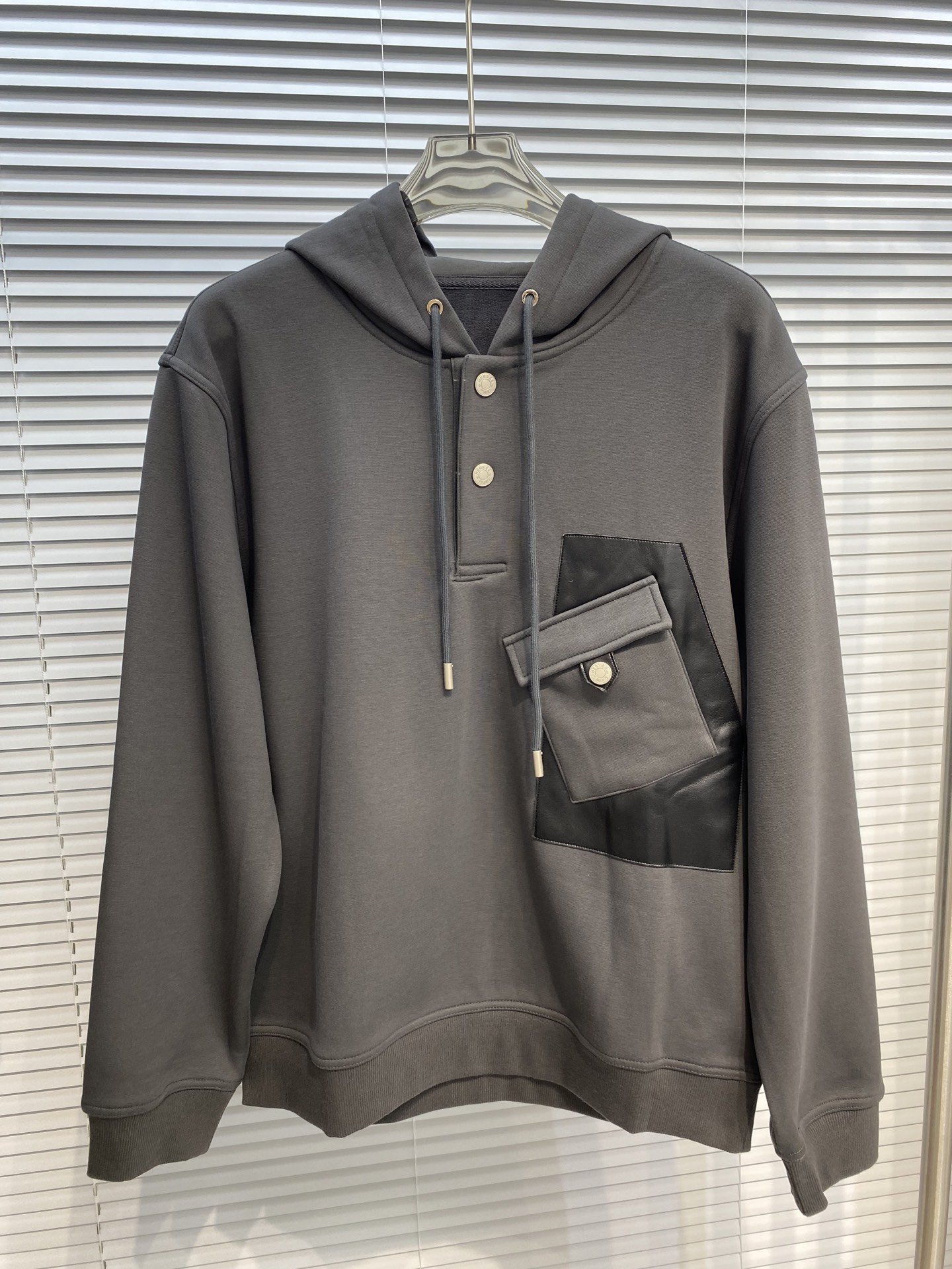 NO:503922,He*mès 2025 Autumn and Winter EmPreintes seller cuir Half-open hooded knitted pullover plus fleece sweatshirt Although his family has increased its price every year, the design and details are becoming more and more thoughtful. The geometric leather-patched pocket design has very details and gives a modern sense of detail. Casual hooded styles Combined tailoring Button placket The design of the chest spliced ​​leather pocket makes the overall upper body look younger and more fashionable. The fabric is made of customer-supplied high-weight fabric, with fleece material in the inner skin-friendly and warm. The surface has a warm luster, comfortable upper body, and high-end. The overall feels very crisp. The whole hardware and auxiliary materials are all in full. Color Black Gray Beige Number M-3XL (the next day's goods) Try on 172-148  Wearing L size combination, hoodie, sweatshirts, hats, alexander wang19860909爱*仕(He*mès) 2025秋冬 EmPreintes sellier cuir 半开连帽针织套头加绒卫衣 他家虽然年年涨价 但是设计与细节越来越走心 几何拼皮的口袋设计 很有细节亮点,上身时尚而赋予现代气息感 休闲连帽的款式 合体的剪裁 纽扣门襟 胸口拼接皮质口袋的设计,让整体上身更显年轻时尚 , 面料采用客供定织高克重面料,内里摇粒绒材质 亲肤 保暖 表面有着温润的光泽感,上身舒适,显高档 整体又有很好挺括感 五金辅料全品相订单 颜色 黑色 灰色 米白色 码数M-3XL（隔天货） 试穿172-148 穿L码合,,hoodie,sweatshirts,hats,alexander wang,Men's clothing