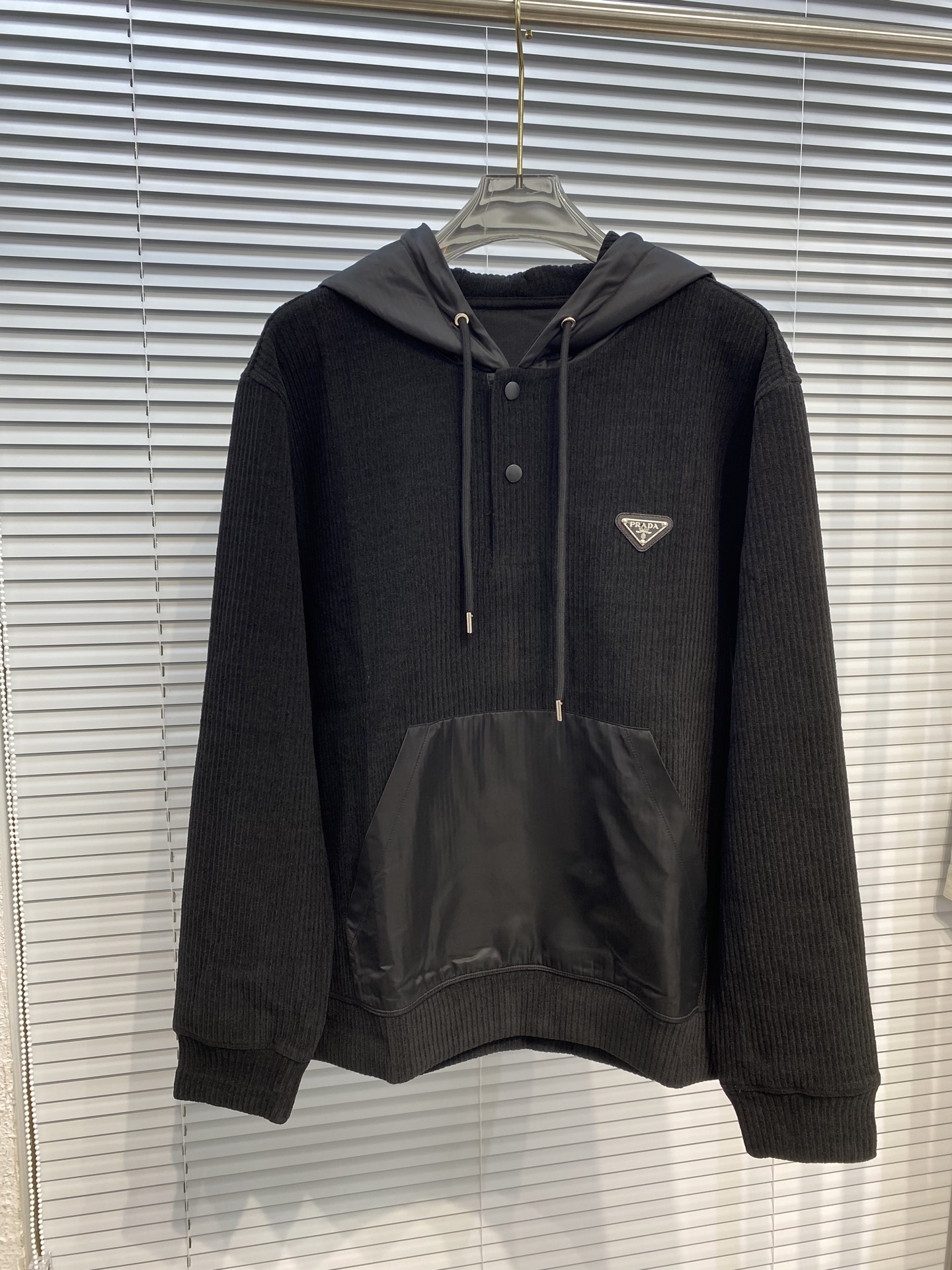 NO:503915,2025 autumn and winter!  Classic and versatile, classic every year. Nylon splicing hooded pullover sweatshirt. Classic style every year. Nylon splicing theme design is also the most highlight of his family. It is easy to wear and versatile and has good recognition. The triangle nameplate on the neckline this year is more highlighted. The access control snap button is fashionable. The slightly loose tailoring is the overall sense of line to create a sporty silhouette. The neckline is slightly fitted to the neck, and the overall upper body feel is more fashionable. The good style and fabric are good!  High-weight, high-density vertical velvet material. The upper body is comfortable and skin-friendly, warm and stylish!  And it has texture. All-in-class order for hardware and accessories Color Black Gray Number of code M-3XL Try on 172-145 suitable for wearing L, hoodie, sweatshirts, hats, alexander wang19860909普*达Pr**a 2025秋冬！经典百搭,年年经典 尼龙拼接连帽套头卫衣 年年经典款式 尼龙拼接主题设计 也是他家最有亮点一款卫衣 好穿百搭 又有很好的辨识度 今年领口的三角铭牌 更加有亮点 门禁按扣亲接设计时尚 略微宽松的剪裁 整体线条感打造运动风廓形 领口微微贴合颈部,整体上身感更具时尚感,好版型好面料！高克重高密度竖绒的材质.上身舒适亲肤,保暖有型！且具有质感.五金辅料全品相订单 颜色 黑色 灰色 码数M-3XL 试穿172-145穿L合适,,hoodie,sweatshirts,hats,alexander wang,Men's clothing