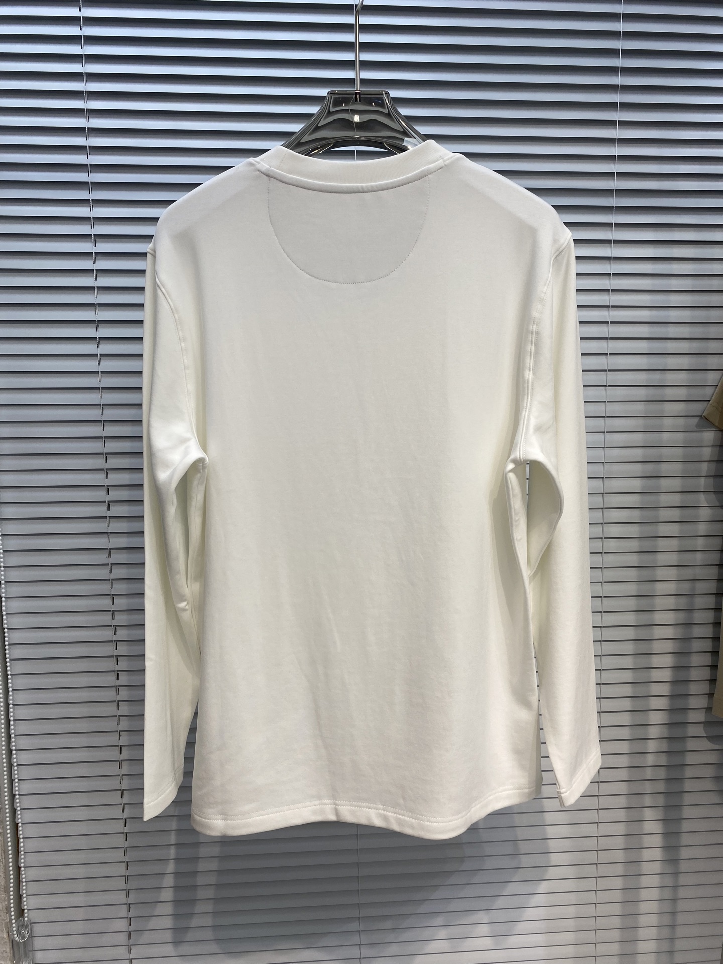 “P528 Brulllo Cucinelli Classic Business and Leisure T-shirt Design with Clean Cut and Warm Radiant Surface” - 图片 6