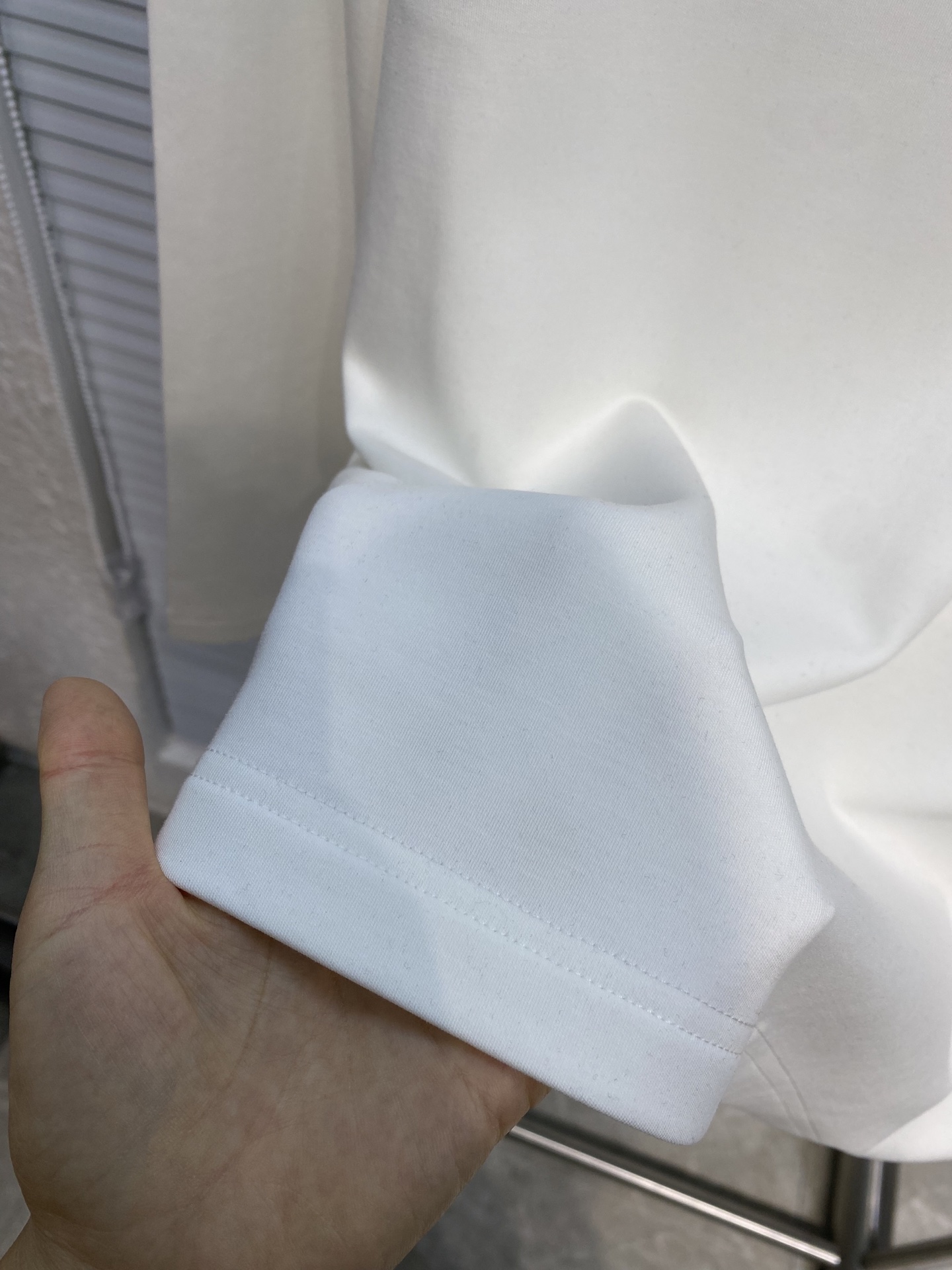 “P528 Brulllo Cucinelli Classic Business and Leisure T-shirt Design with Clean Cut and Warm Radiant Surface” - 图片 4