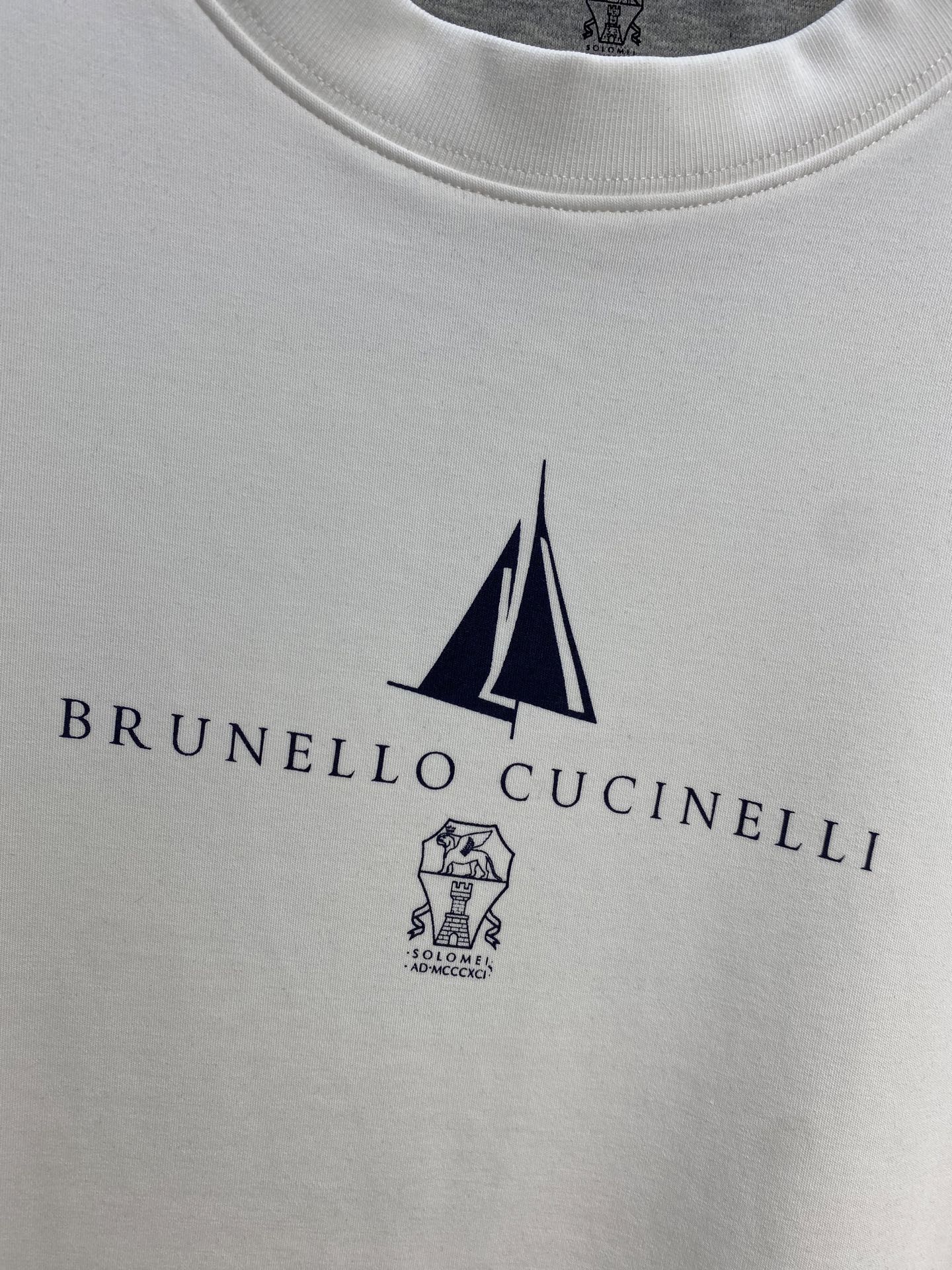 “P528 Brulllo Cucinelli Classic Business and Leisure T-shirt Design with Clean Cut and Warm Radiant Surface” - 图片 3