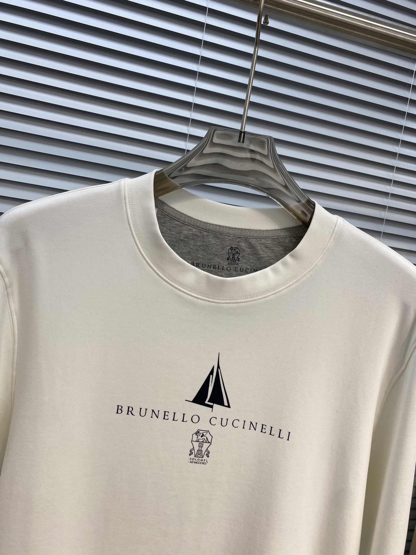 “P528 Brulllo Cucinelli Classic Business and Leisure T-shirt Design with Clean Cut and Warm Radiant Surface” - 图片 2