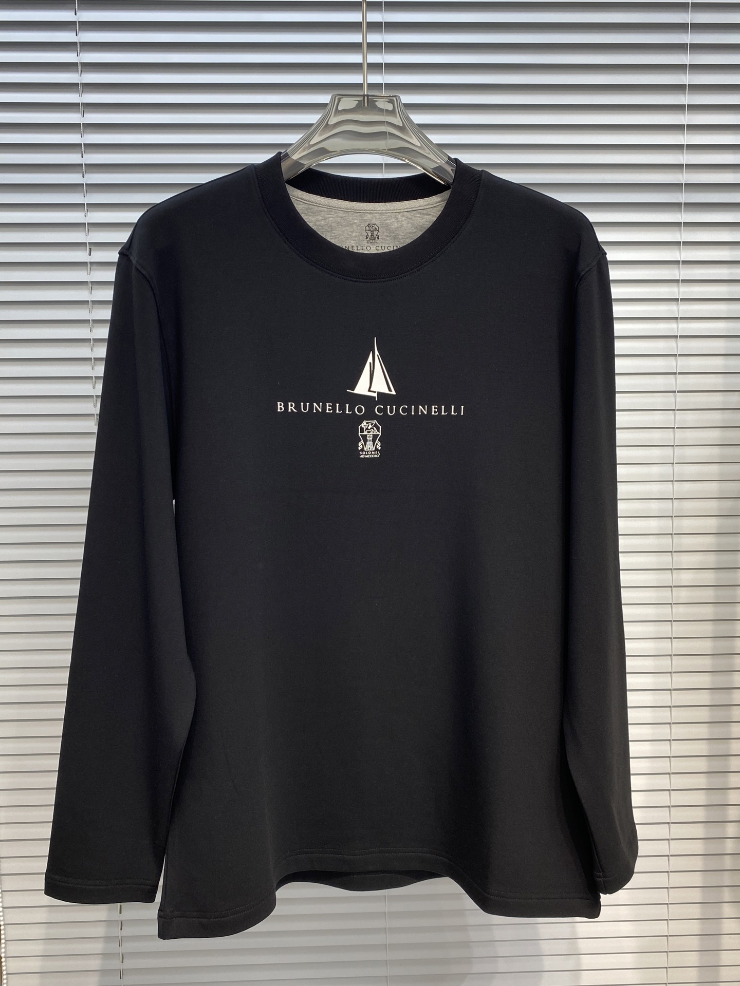 NO:503927,Bru**llo Cuci**lli Recommended by old and upstarts. Classic every year. A very good match for business and casual. Logo letter printing round neck long-sleeved thin velvet T-shirt. Logo print design. The upper body is refreshing and clean and textured. Combined tailoring. The fabric is made of mercerized cotton. The surface has a warm luster. The upper body is comfortable. Skin-friendly. Breathable. It has a very good crisp shape. Hardware accessories. Full-quality order. Color. Black. White. Number M-3XL. Try it on. 172-148. Appropriate wear.,tees. t-shirt.,alexander wang.19860909Bru**llo Cuci**lli 老钱新贵们推荐 年年经典 商务休闲都能很好搭配的一款 标志字母印花款圆领长袖薄绒T恤衫 标志印花设计,上身清爽干净而显质感 合体的剪裁 面料采用丝光棉的材质 表面有着温润的光泽感 上身 舒适 亲肤 透气 又有很好的挺括型 五金辅料 全品相订单 颜色 黑色 白色码数M-3XL 试穿172-148穿L合适,,tees，t-shirt,alexander wang,Men's clothing