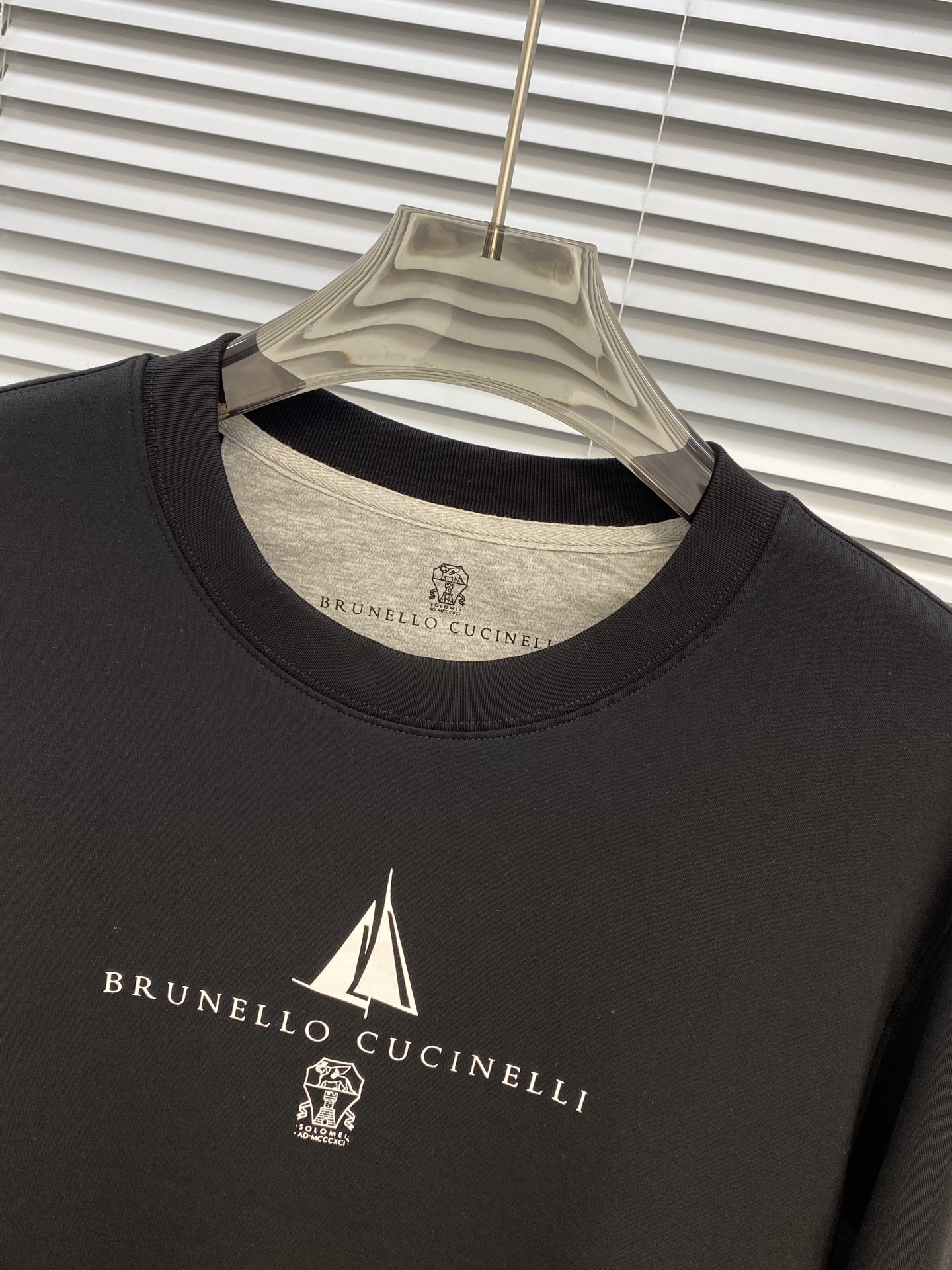 “Business and Leisure T-Shirt Design: Bru**llo Cuci**lli Classic Collection Overview” - 图片 3