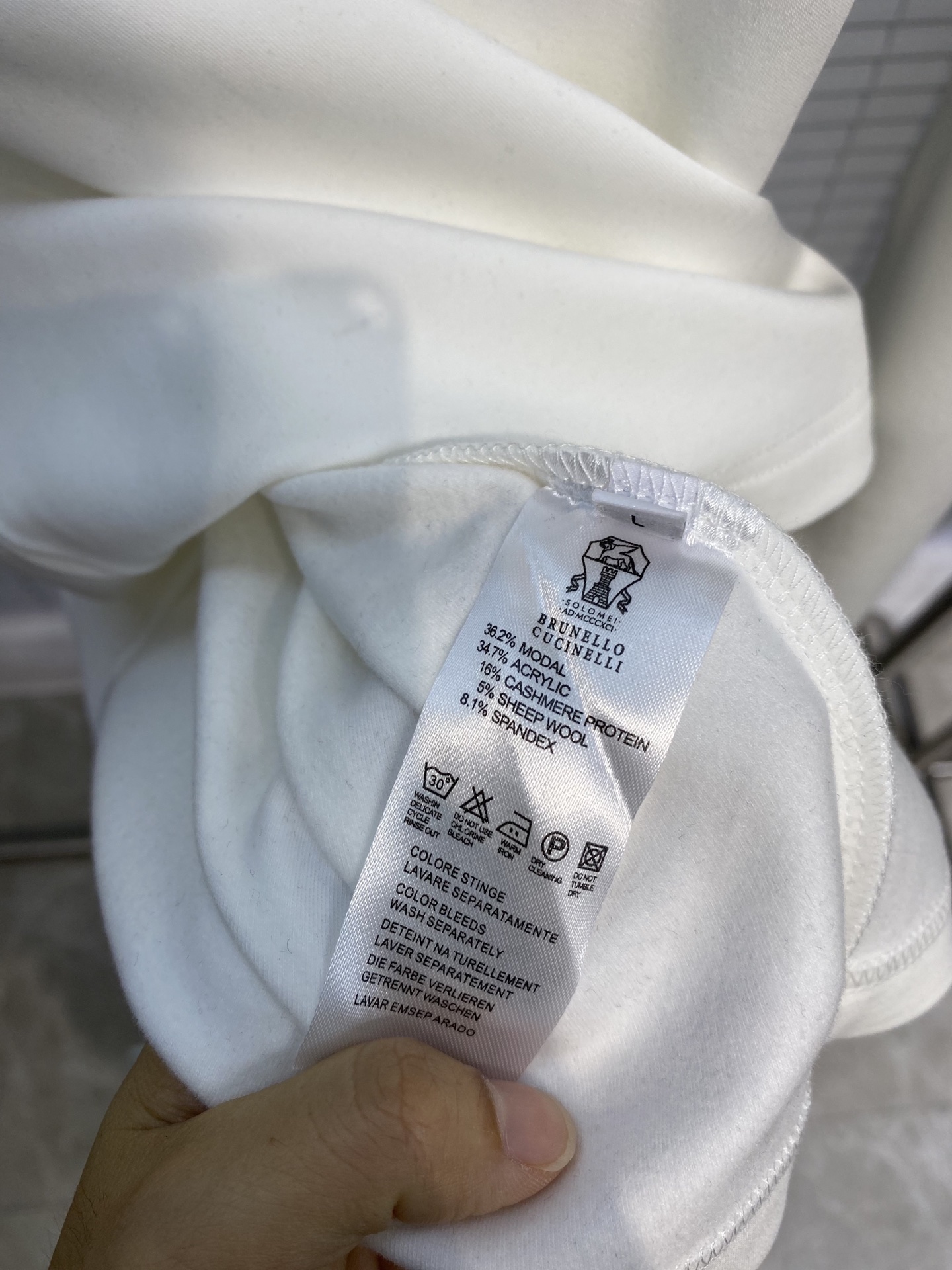 “P528 Brulllo Cucinelli Classic Business and Leisure T-shirt Design with Clean Cut and Warm Radiant Surface” - 图片 5