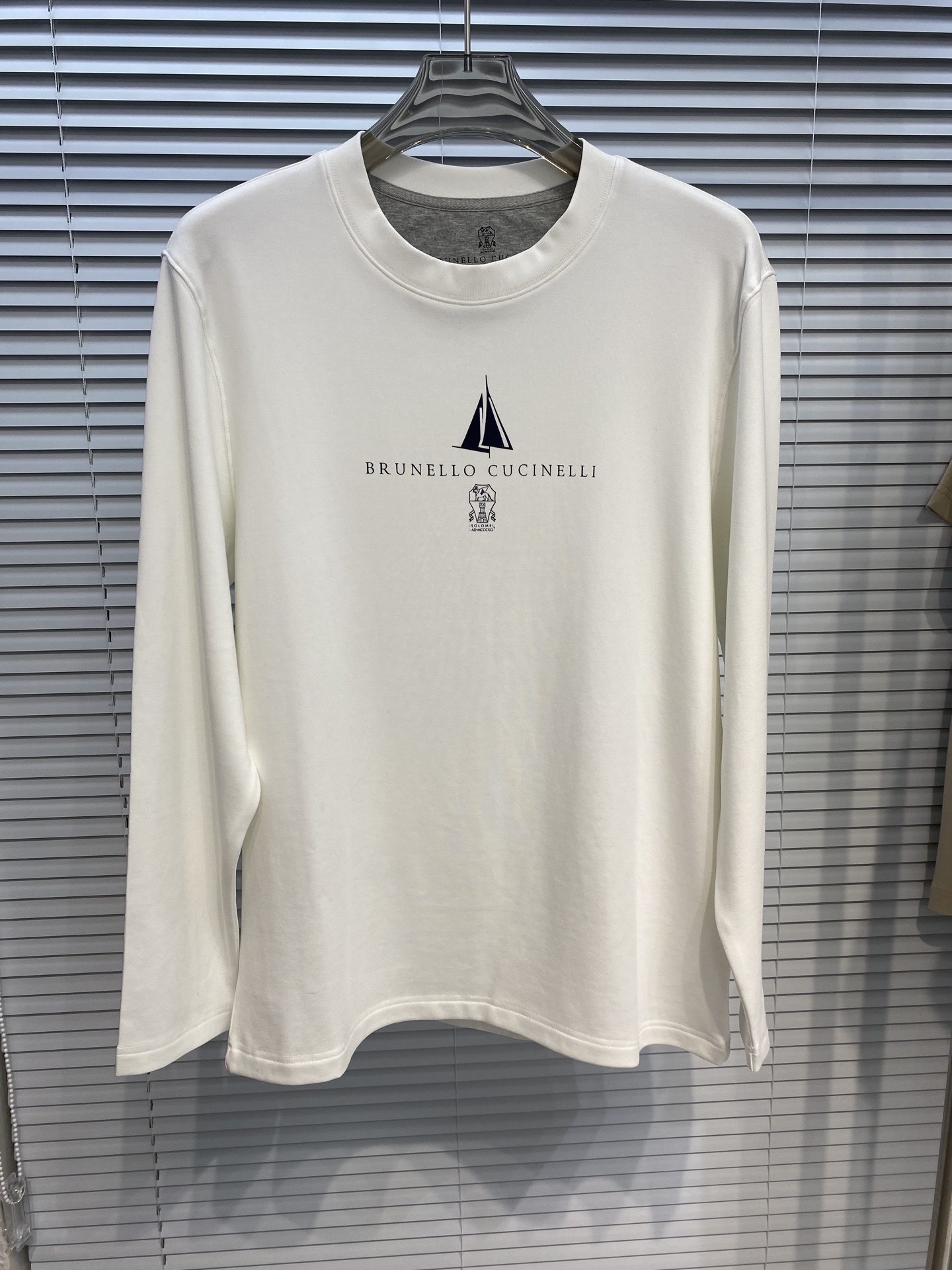 “P528 Brulllo Cucinelli Classic Business and Leisure T-shirt Design with Clean Cut and Warm Radiant Surface”