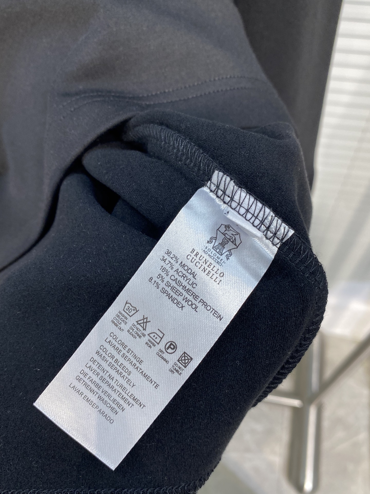 “Business and Leisure T-Shirt Design: Bru**llo Cuci**lli Classic Collection Overview” - 图片 4