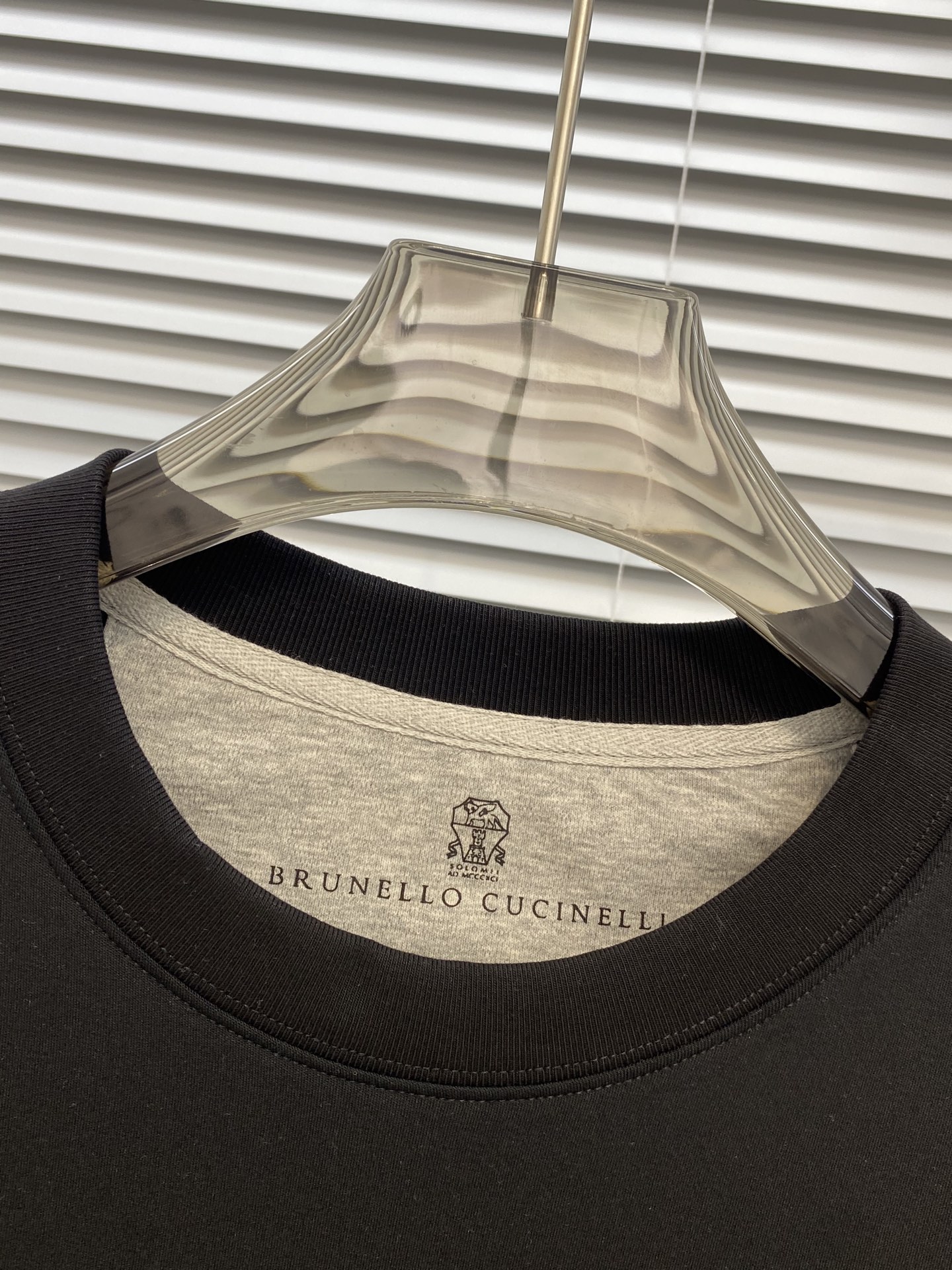 “Business and Leisure T-Shirt Design: Bru**llo Cuci**lli Classic Collection Overview” - 图片 2