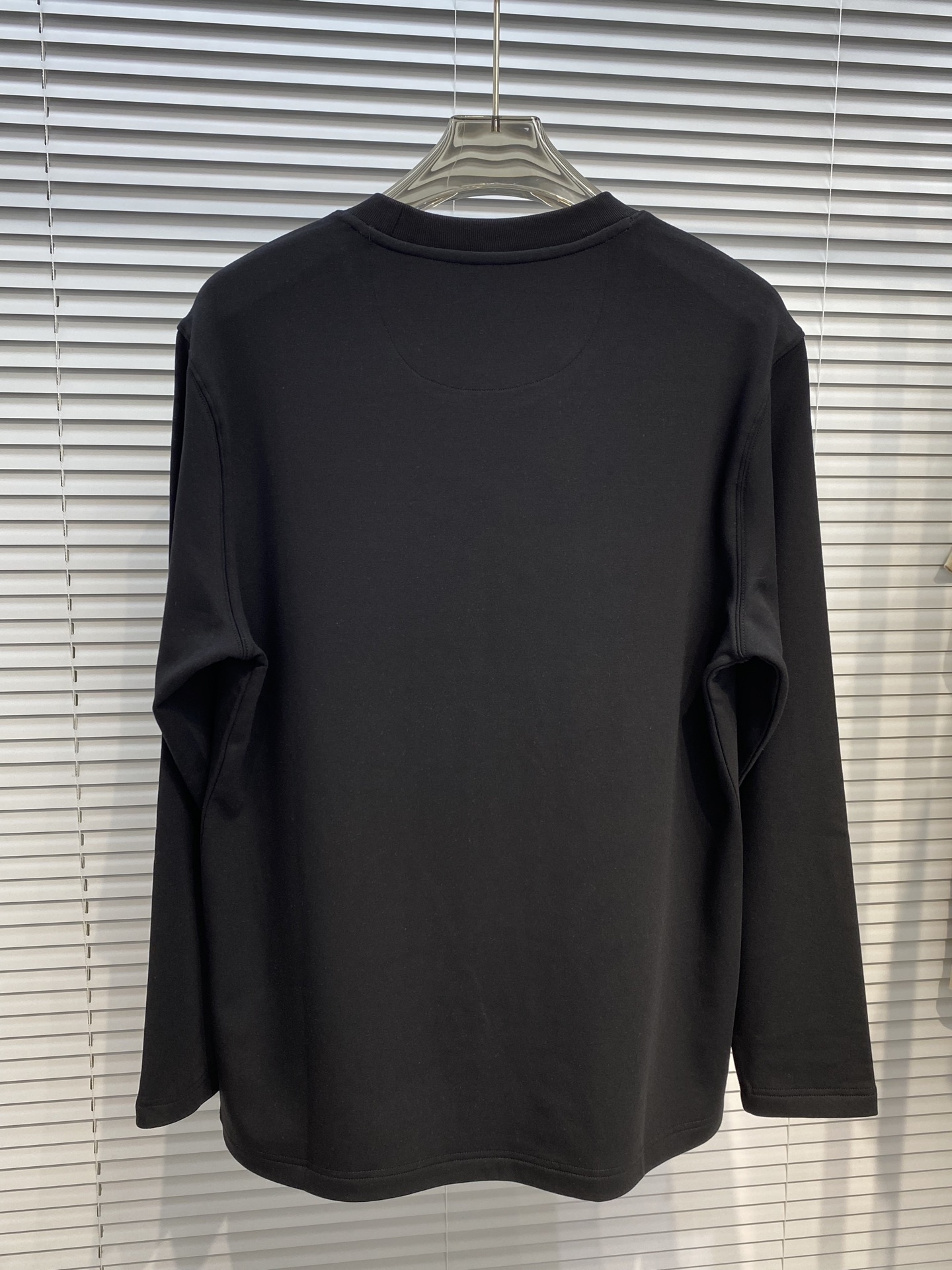 “Business and Leisure T-Shirt Design: Bru**llo Cuci**lli Classic Collection Overview” - 图片 5