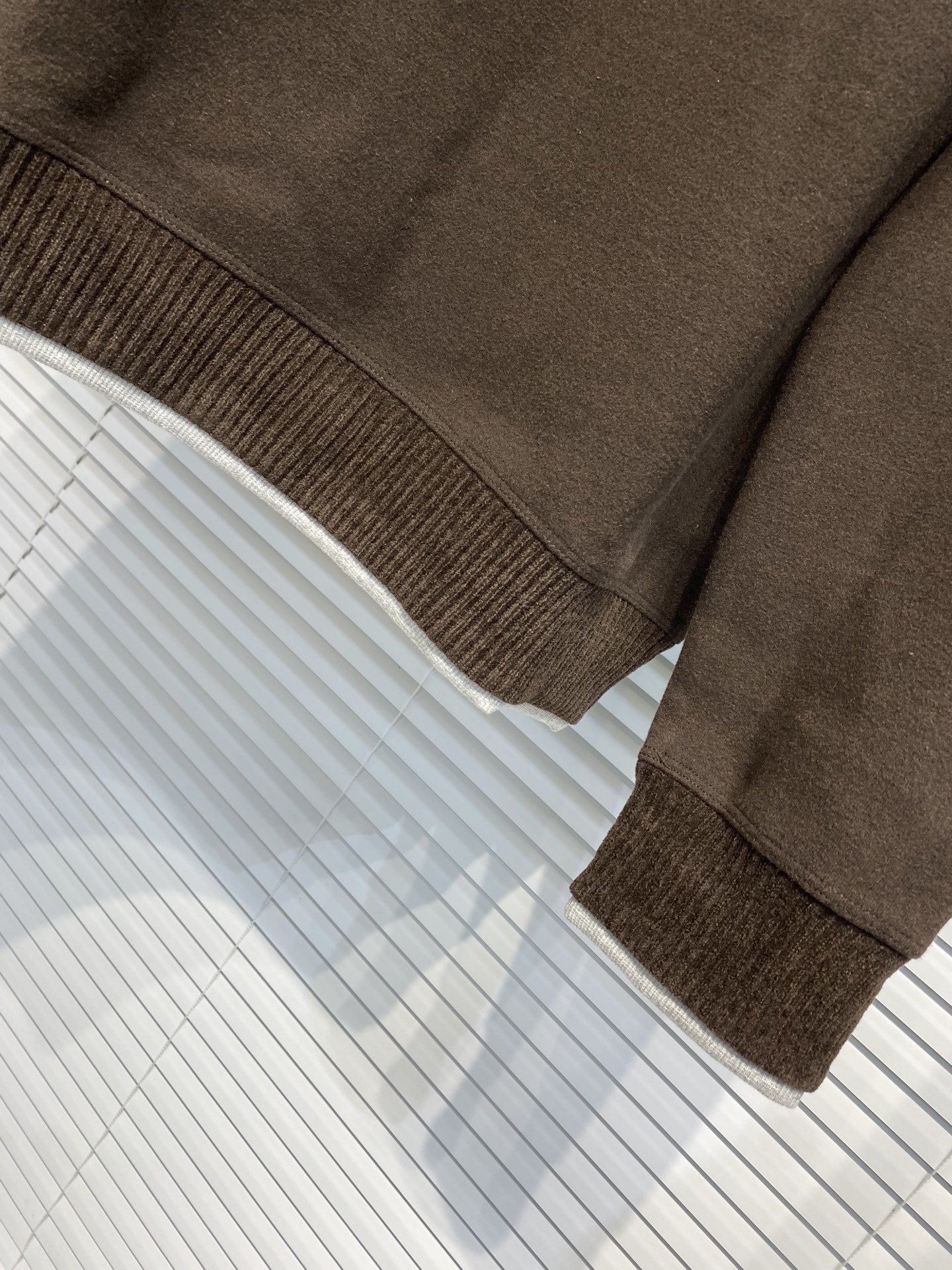 “Old Money Recommended Cashmere Coats for Autumn and Winter: Classic Style with Retro Details and Comfortable Fit” - 图片 4