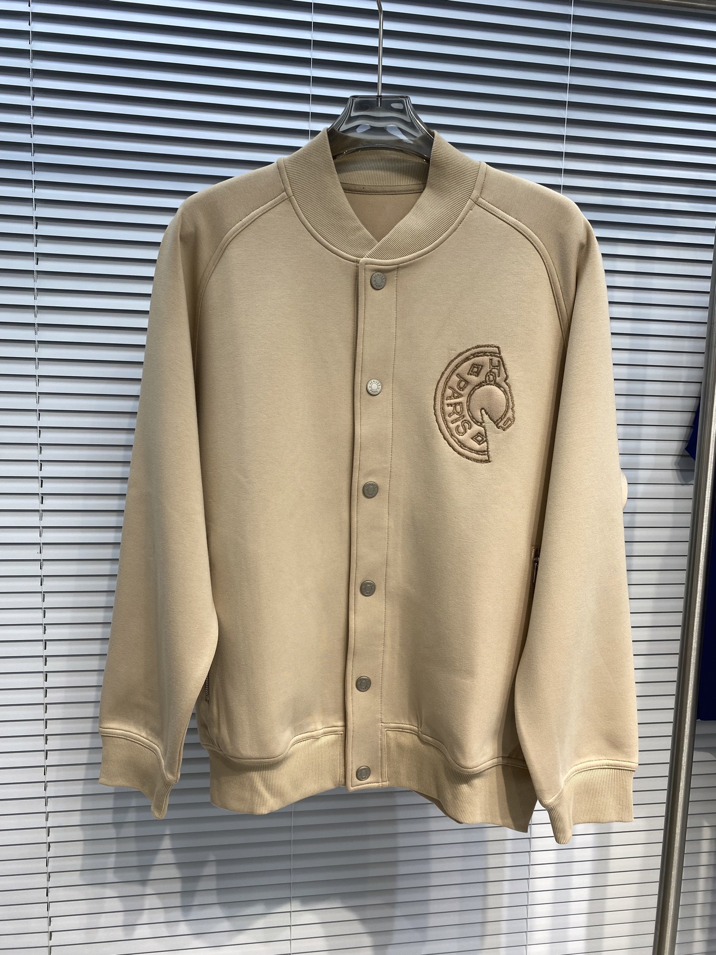 NO:509272,He*mès cabinets are on sale!  Like his design, highly recommended, low-key luxury, Jeu d'Adresse leather embroidery logo, sloping shoulder casual jacket and sweatshirt jacket, full quality order, every detail of the workmanship is very delicate, chest leather embroidery theme, seem simple, use towel flat embroidery, multi-color embroidery embroidery, cumbersome workmanship, exquisite finished product, placket button, logo letter details, side pockets, rotator sleeves, Combined style upper body can experience the theme brings youthfulness and fashion exquisiteness, slightly broad tailoring, Austrian modal fiber, known as a breathable air-layer fabric, through the structural design, adopts three pieces of fabric structure of inner, middle and outer, thus forming an air interlayer in the fabric. It has good fluffy and feels Q elastic. It forms a static air layer, so as to achieve warmth and good wrinkle resistance, soft and comfortable,  Smooth skin, breathable and warm fabric, and has a good backbone, the overall upper body is upright and stylish. Full-quality order [Color] Black, Gray, Sand and Yellow [Code] M-3XL Try on 172-148 It is suitable for wearing L, hoodie, sweatshirts, jackets & coats, jackets & coats, alexander wang19860909爱*仕(He*mès) 柜在售！喜欢他家的设计 强烈推荐 低调奢华 Jeu d‘Adresse皮绣标志 溜肩休闲夹克卫衣外套 全品相订单 做工每一处细节都处理的很精致 胸口皮绣主题 看似简单 采用毛巾平绣 多色拼的点缀 做工繁琐 成品精致 门襟纽扣 标志字母细节 两侧插袋 溜肩袖 合体的版型上身就能体会主题带来年轻与时尚精致感, 微阔的剪裁 ,奥地利莫代尔纤维 被誉为会呼吸的空气层面料,通过结构设计采用里、中、外三片的织物结构,从而在织物中形成空气夹层 .蓬松性好 手感Q弹力.以形成静止空气层,从而达到保暖效果,抗皱性佳入手柔软舒适,亲 肤爽滑透气保暖面料整体又有着很好的骨干,整体上身挺拔有型 全品相订单【颜色】黑色 灰色 沙黄色【码数】M-3XL 试穿172-148穿L合适,,hoodie,sweatshirts,jackets & coats,jackets & coats,alexander wang,Men's clothing