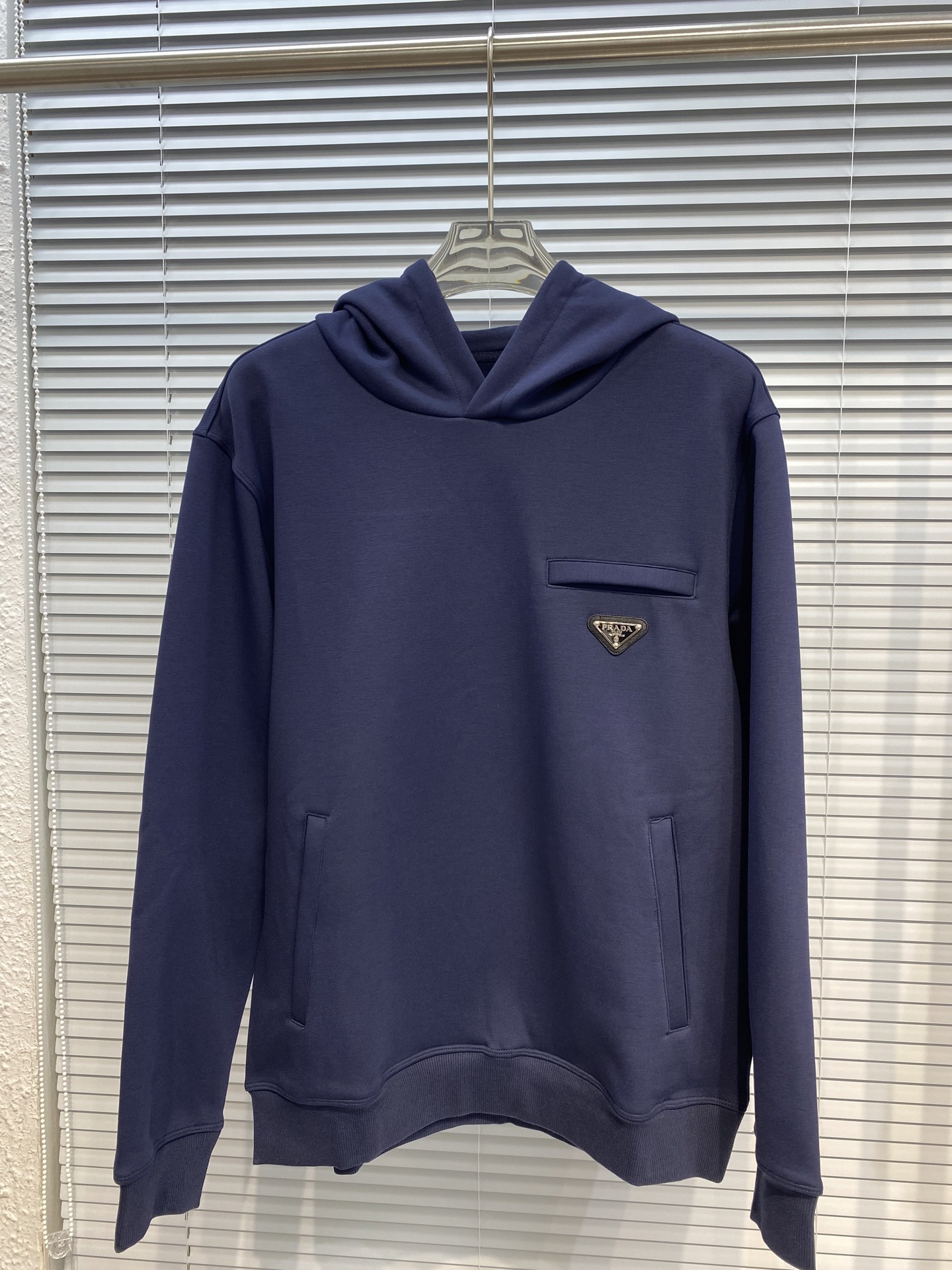 NO:509294,2025 autumn and winter!  Classic and versatile, classic every year. Hooded pullover plus fleece sweatshirt. Classic style every year. Pocket triangle logo theme design is also the most highlight of his family. The bag insertion design is fashionable and easy to wear, and it has good recognition. It has more highlights. A slightly loose tailoring. The overall line feels sporty. The neckline is slightly fitted to the neck, and the overall upper body feel is more fashionable. Good style and good fabric!  High-weight high-density combed cotton material. The upper body is comfortable and skin-friendly, warm and stylish!  And it has texture. All-quality order for hardware and accessories Color Black and blue code M-3XL Try on 172-140 suitable for wearing L, hoodie, sweatshirts, hats, alexander wang19860909普*达Pr**a 2025秋冬！经典百搭,年年经典 连帽套头加绒卫衣 年年经典款式 口袋三角标主题设计 也是他家最有亮点一款卫衣 插袋设计时尚好穿百搭 又有很好的辨识度 更加有亮点 略微宽松的剪裁 整体线条感打造运动风廓形 领口微微贴合颈部,整体上身感更具时尚感,好版型好面料！高克重高密精梳棉的材质.上身舒适亲肤,保暖有型！且具有质感.五金辅料全品相订单 颜色 黑色蓝色码数M-3XL 试穿172-140穿L合适,,hoodie,sweatshirts,hats,alexander wang,Men's clothing